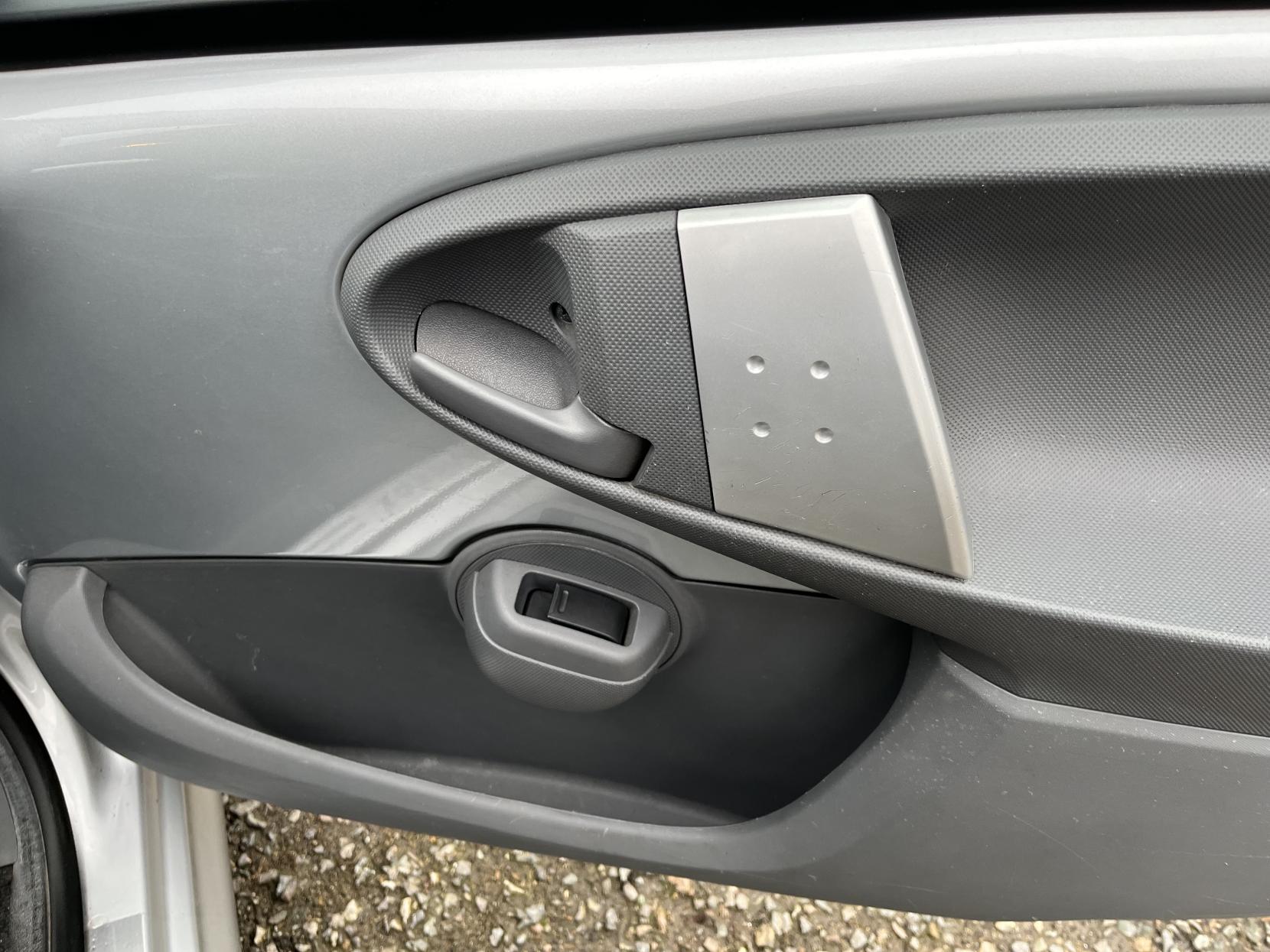 Peugeot 107 1.0 12V Allure Hatchback 5dr Petrol Manual Euro 4 (68 ps)