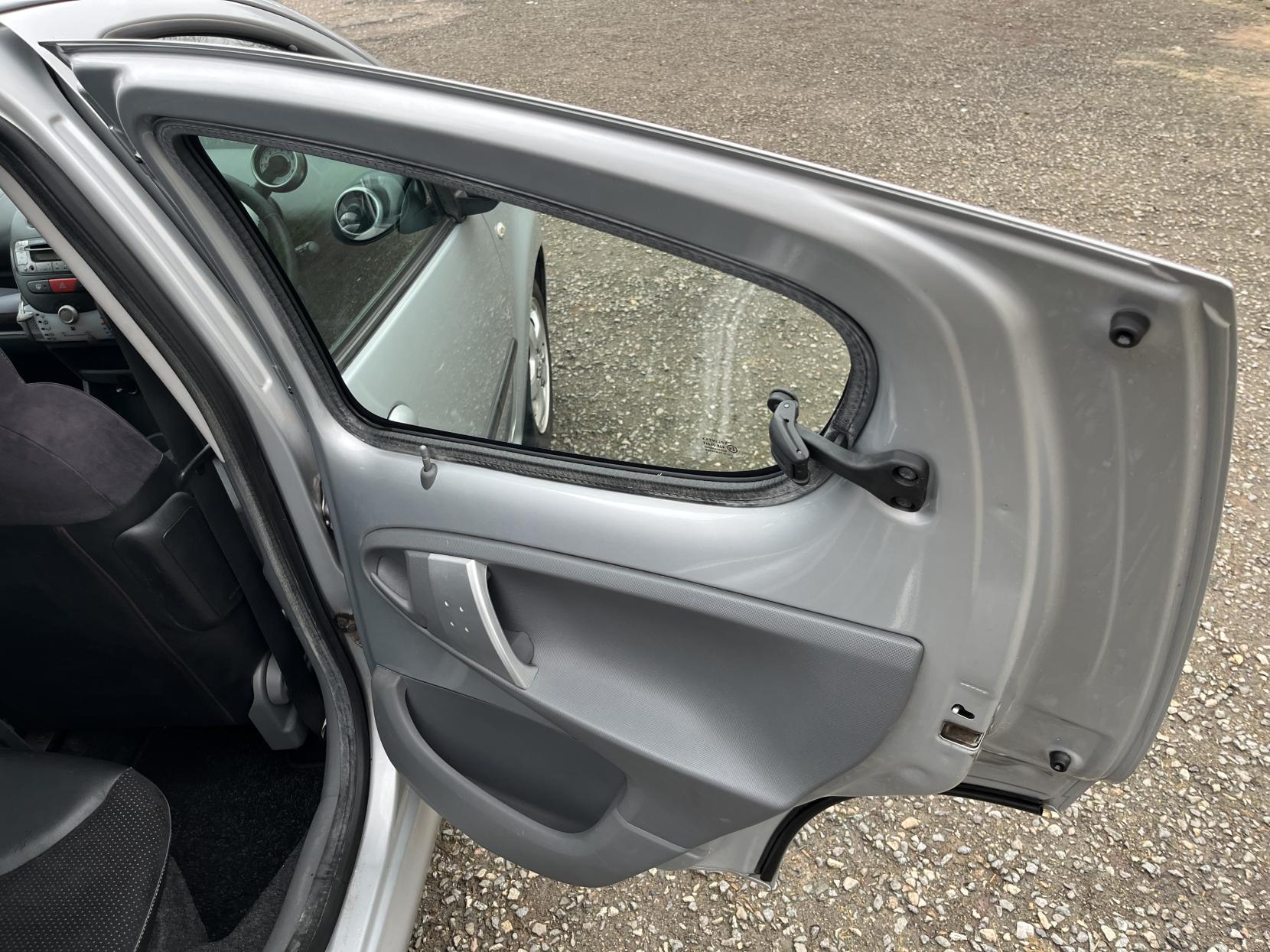 Peugeot 107 1.0 12V Allure Hatchback 5dr Petrol Manual Euro 4 (68 ps)