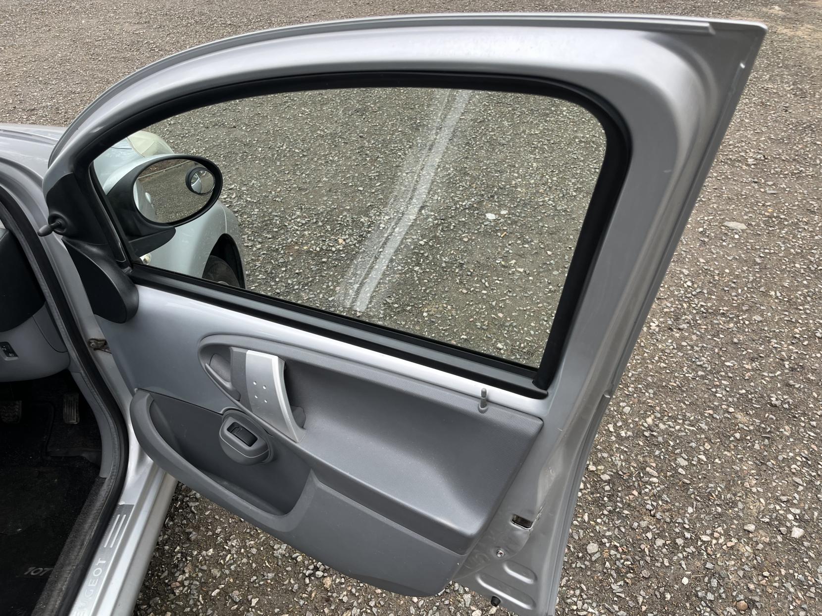 Peugeot 107 1.0 12V Allure Hatchback 5dr Petrol Manual Euro 4 (68 ps)