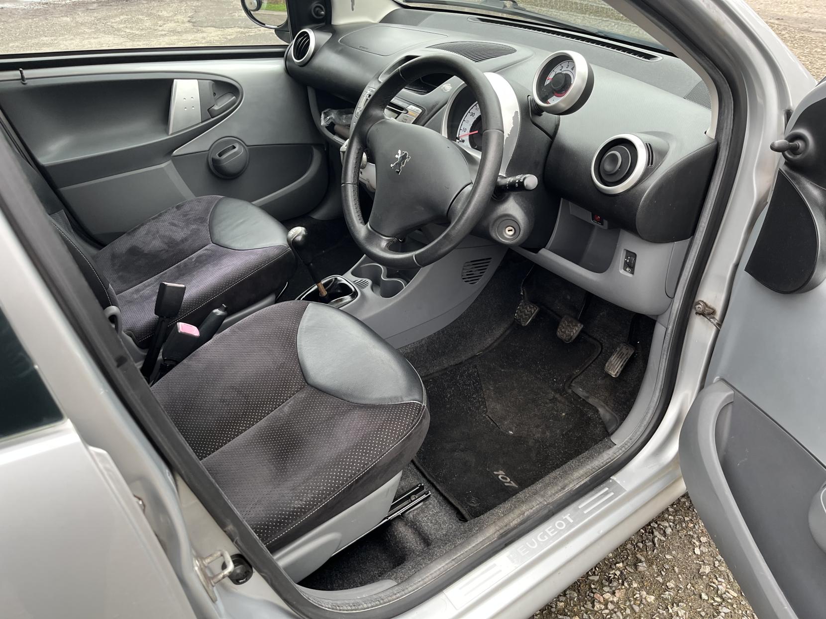 Peugeot 107 1.0 12V Allure Hatchback 5dr Petrol Manual Euro 4 (68 ps)