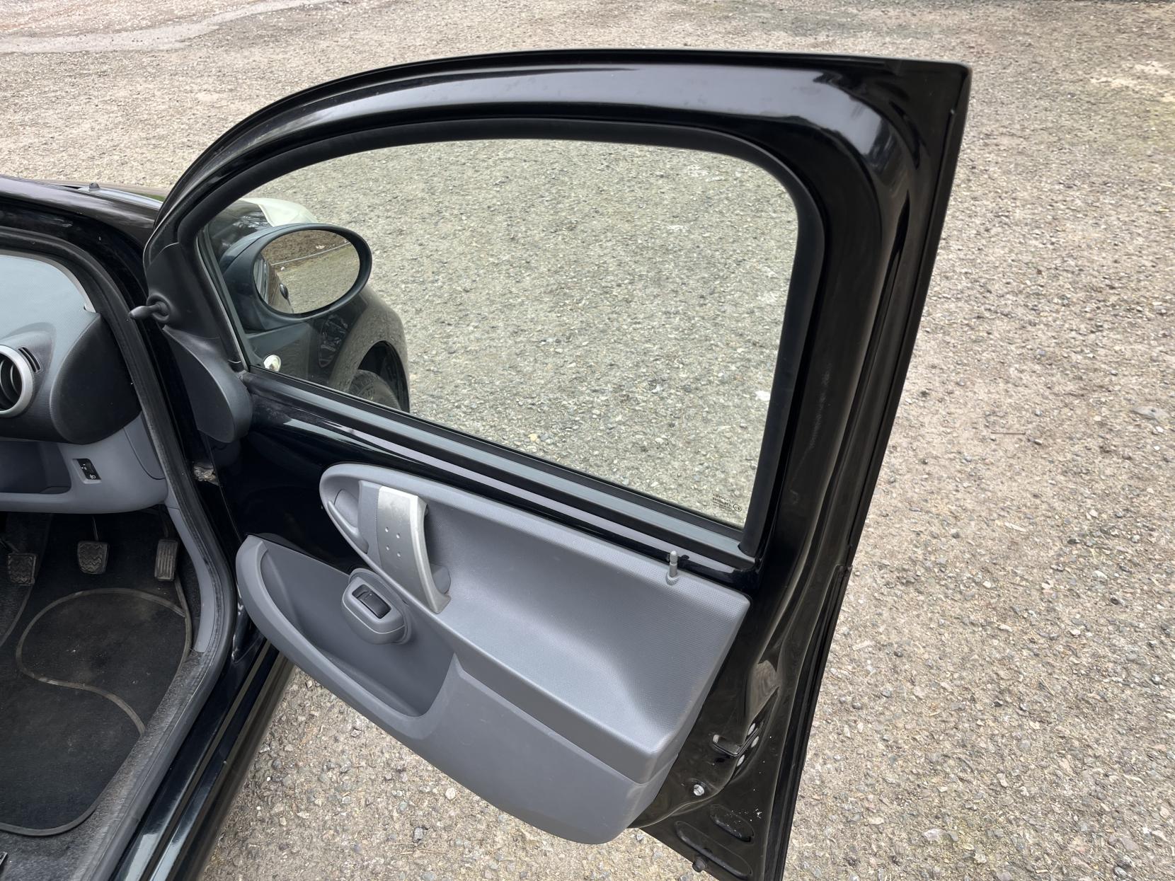 Peugeot 107 1.0 12V Urban Hatchback 5dr Petrol Manual Euro 4 (68 ps)