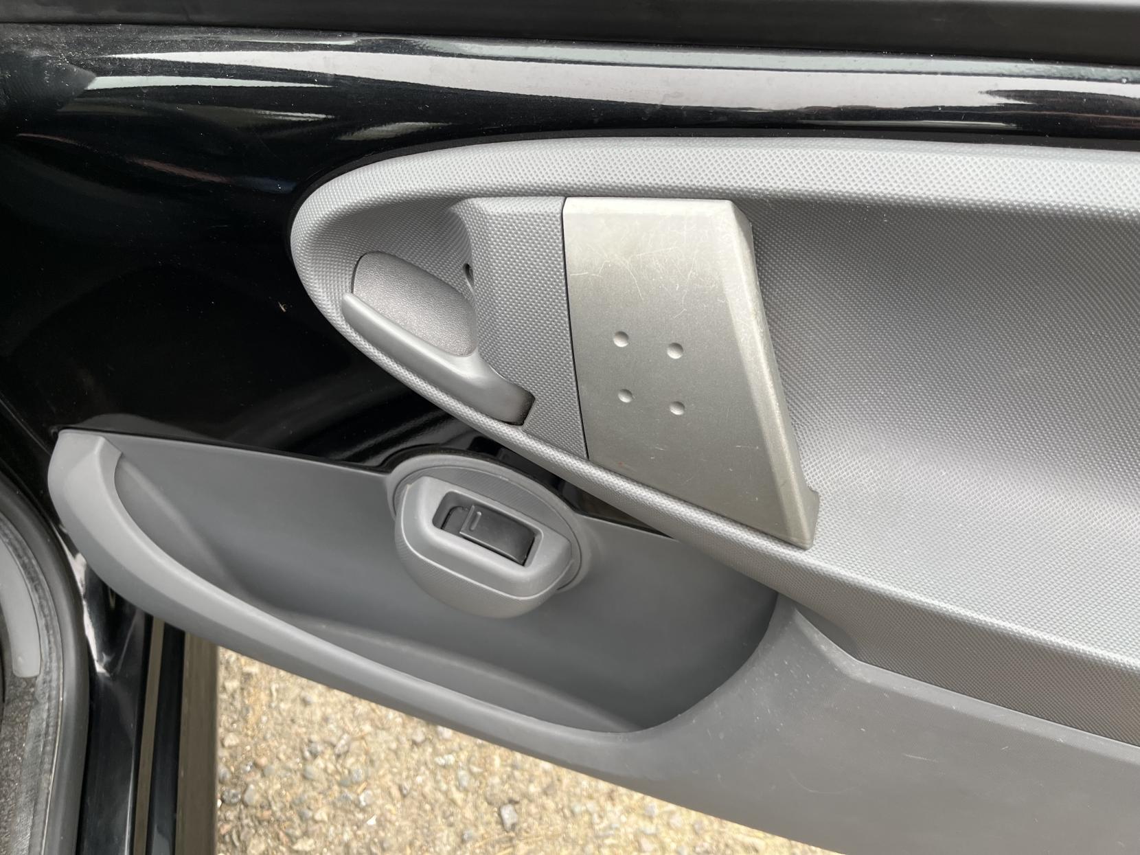 Peugeot 107 1.0 12V Urban Hatchback 5dr Petrol Manual Euro 4 (68 ps)