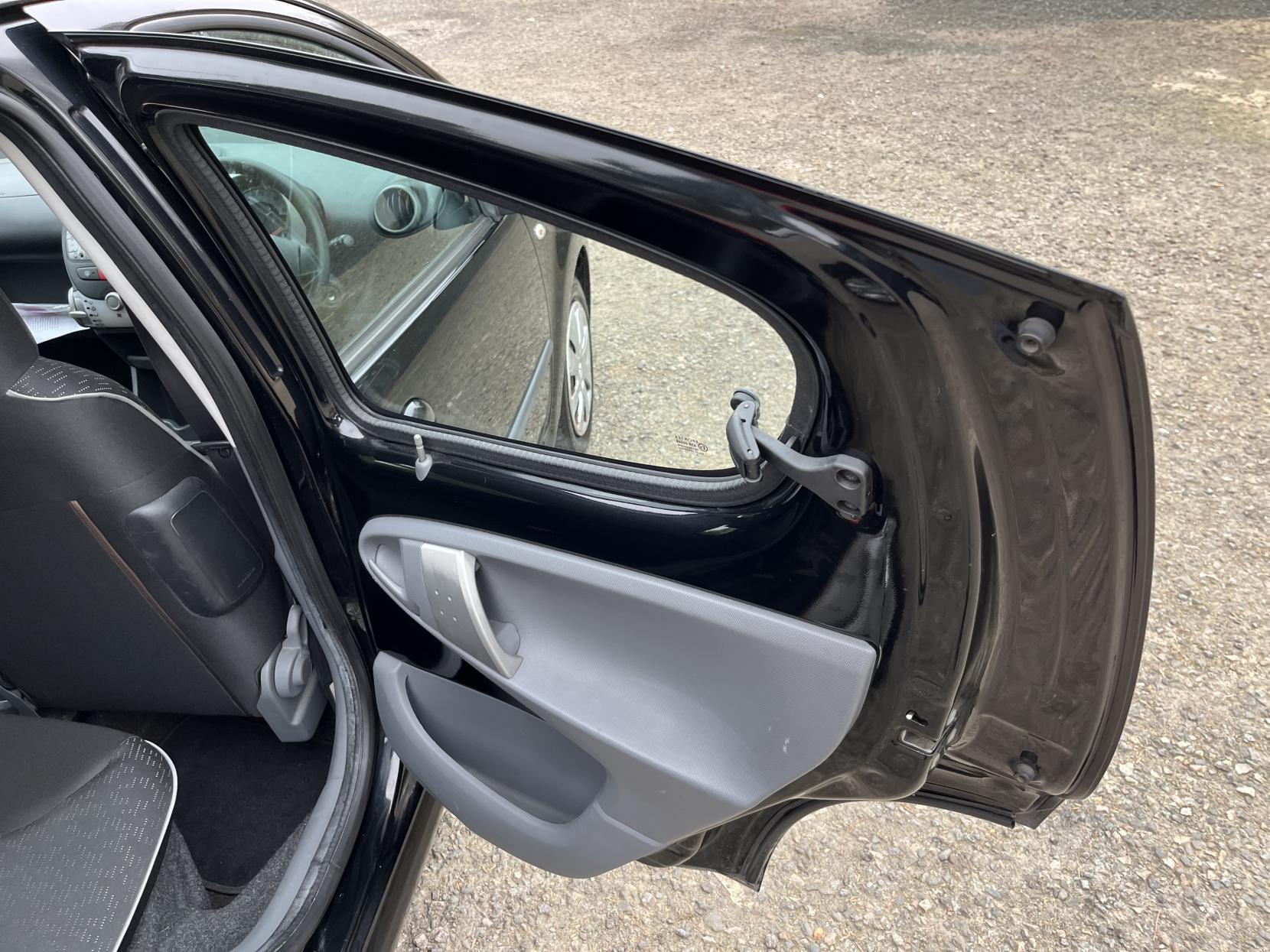 Peugeot 107 1.0 12V Urban Hatchback 5dr Petrol Manual Euro 4 (68 ps)