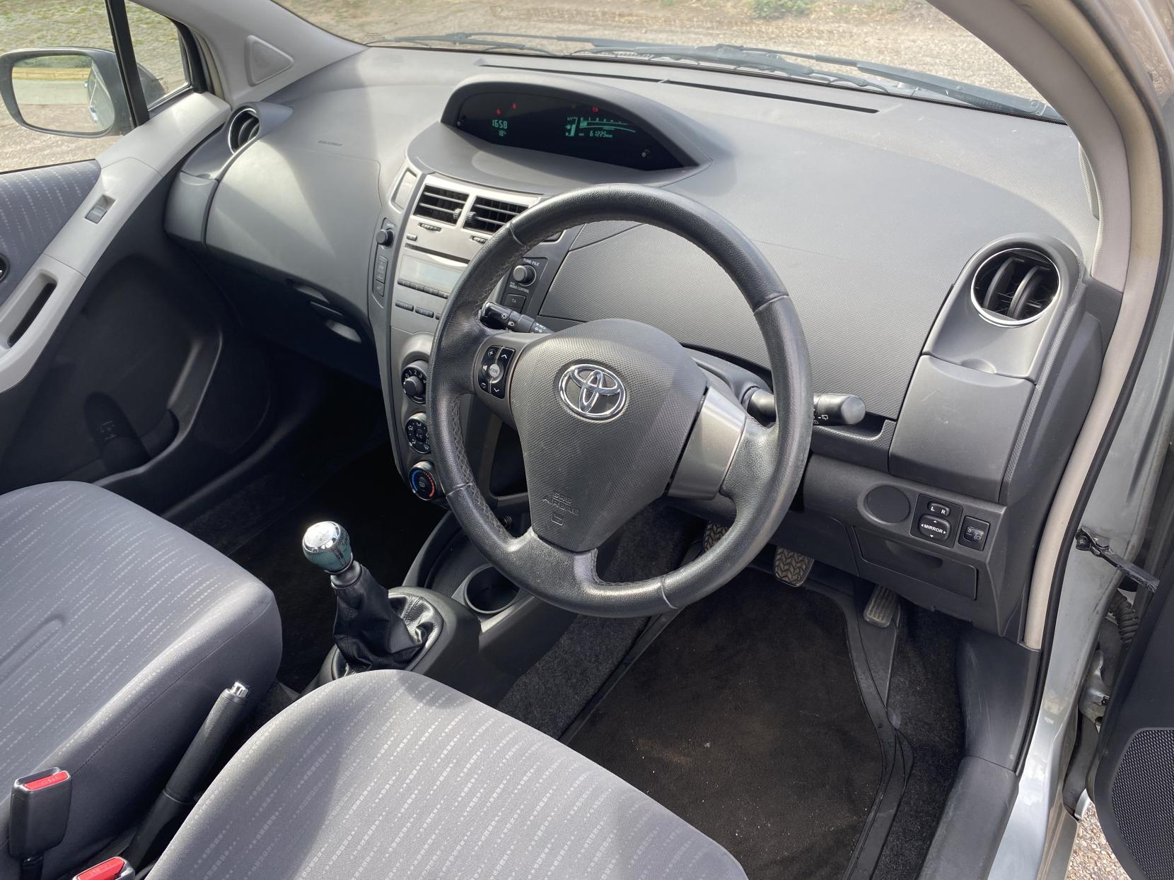 Toyota Yaris 1.33 Dual VVT-i TR Hatchback 5dr Petrol Manual Euro 4 (s/s) (101 ps)