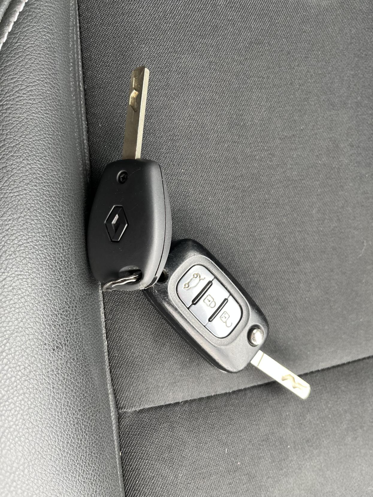 Renault Clio 1.2 Dynamique TomTom Hatchback 5dr Petrol Manual Euro 5 (75 ps)