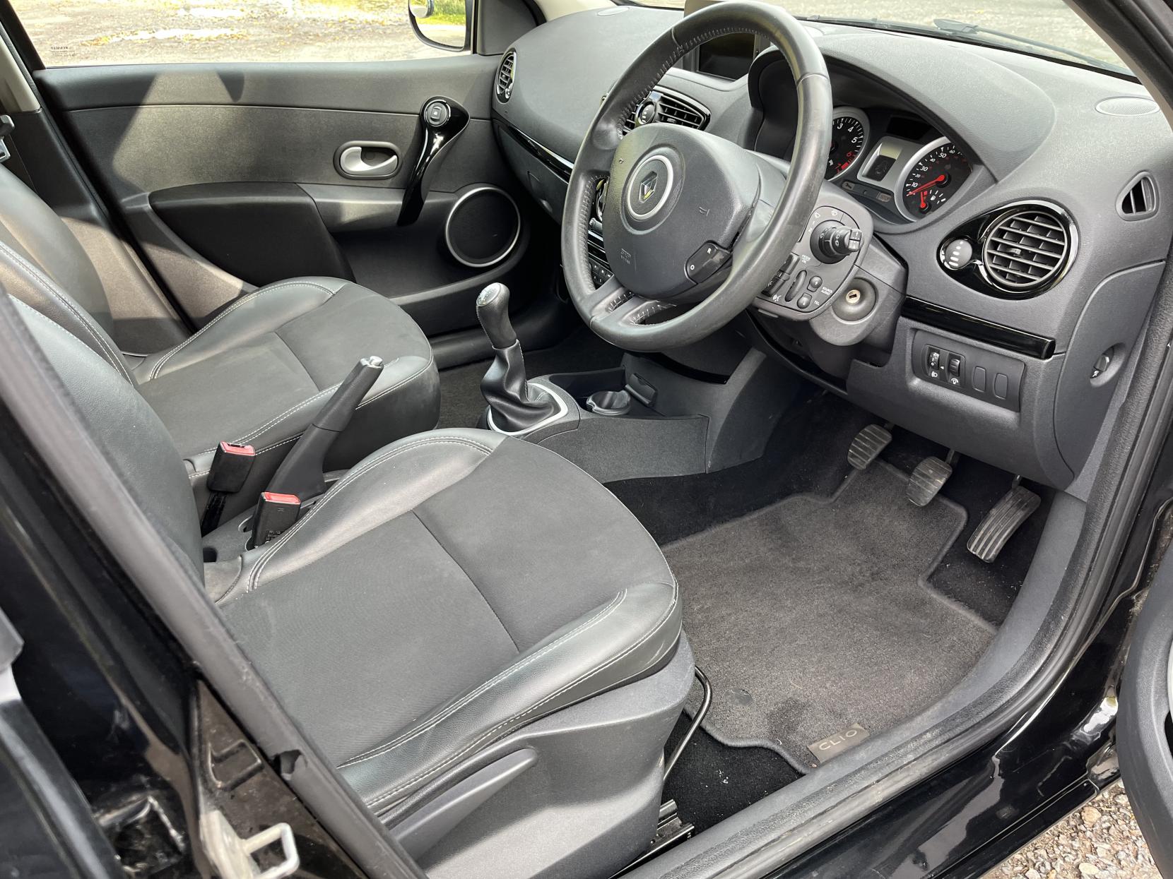 Renault Clio 1.2 Dynamique TomTom Hatchback 5dr Petrol Manual Euro 5 (75 ps)