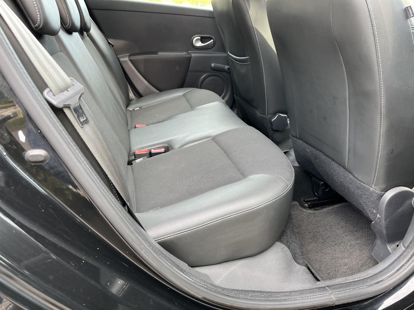 Renault Clio 1.2 Dynamique TomTom Hatchback 5dr Petrol Manual Euro 5 (75 ps)