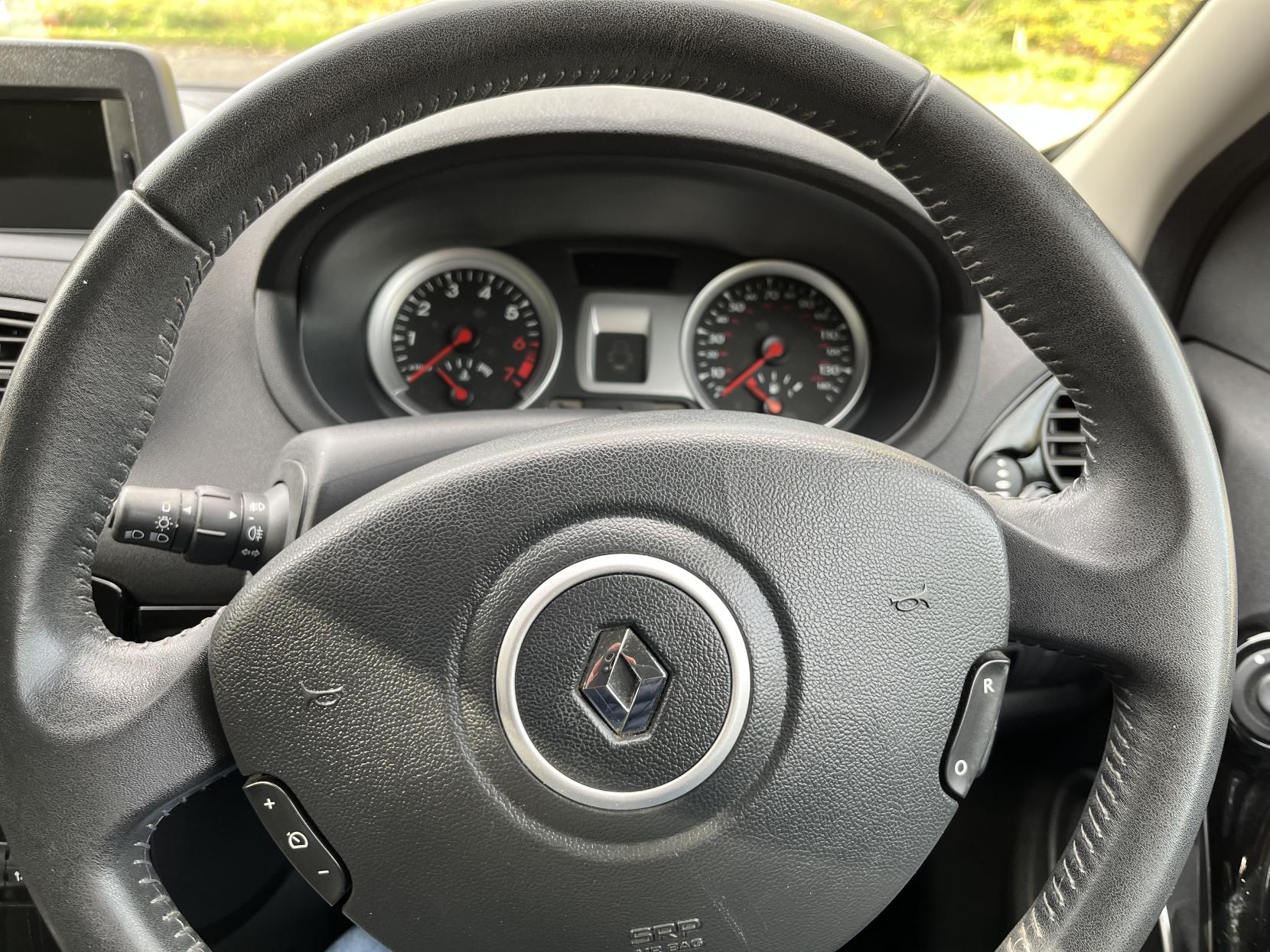 Renault Clio 1.2 Dynamique TomTom Hatchback 5dr Petrol Manual Euro 5 (75 ps)