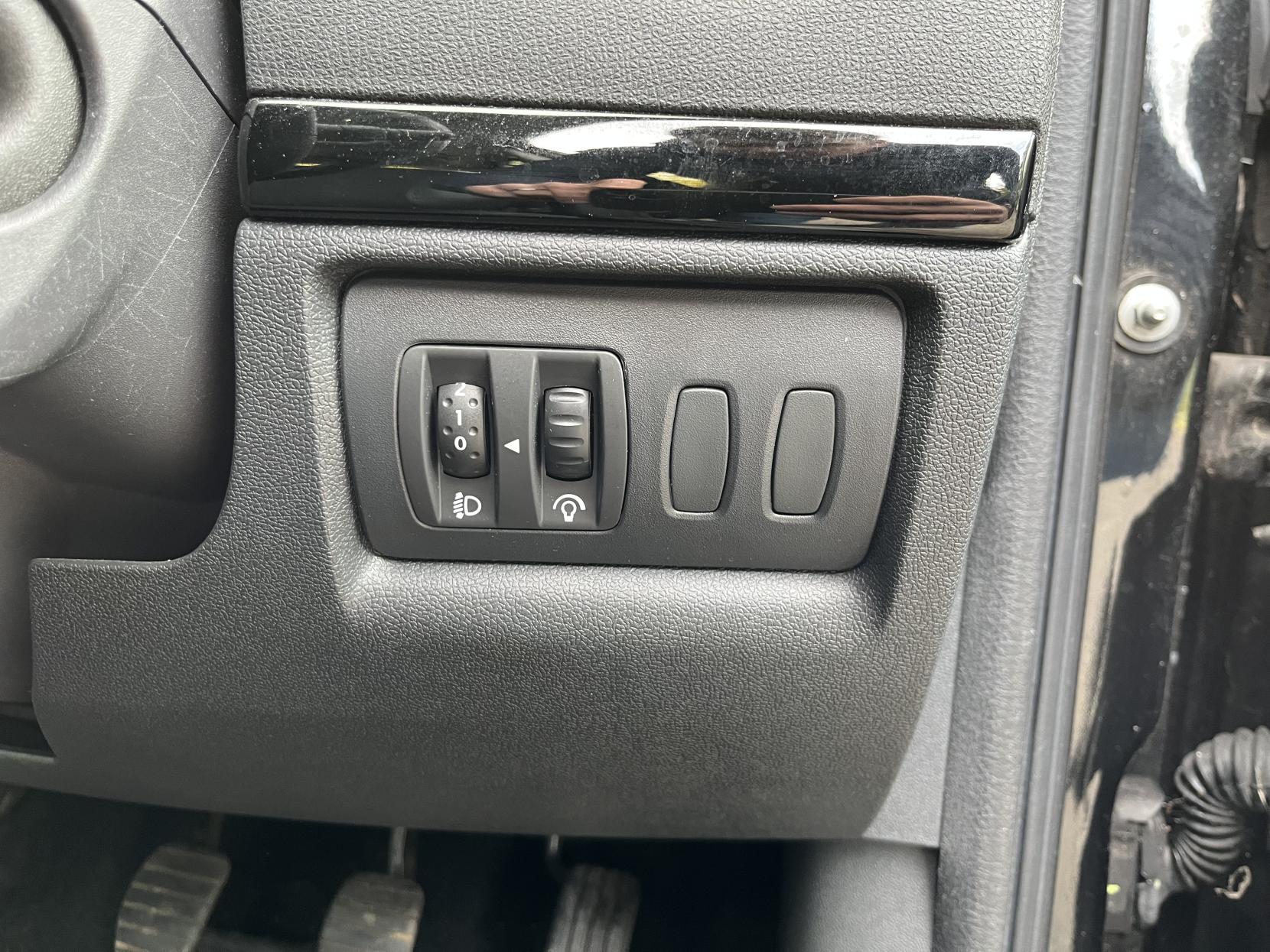 Renault Clio 1.2 Dynamique TomTom Hatchback 5dr Petrol Manual Euro 5 (75 ps)