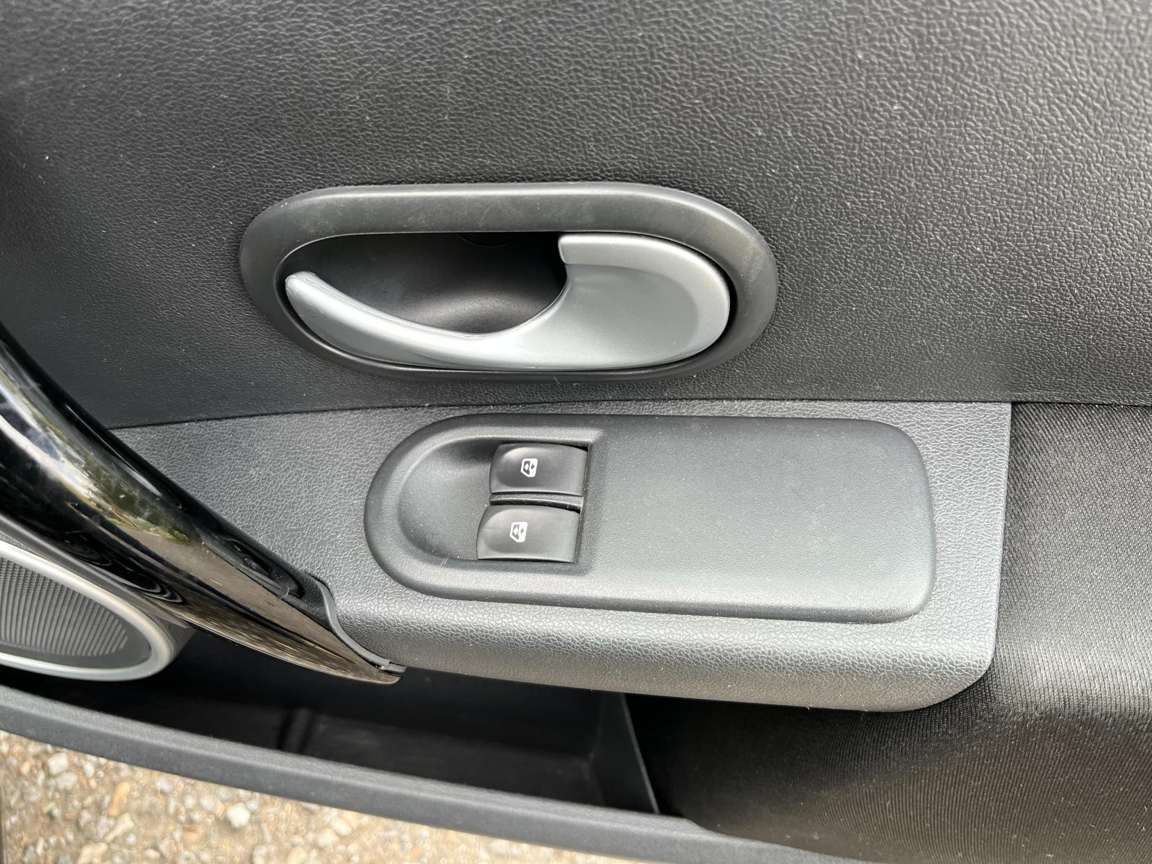 Renault Clio 1.2 Dynamique TomTom Hatchback 5dr Petrol Manual Euro 5 (75 ps)