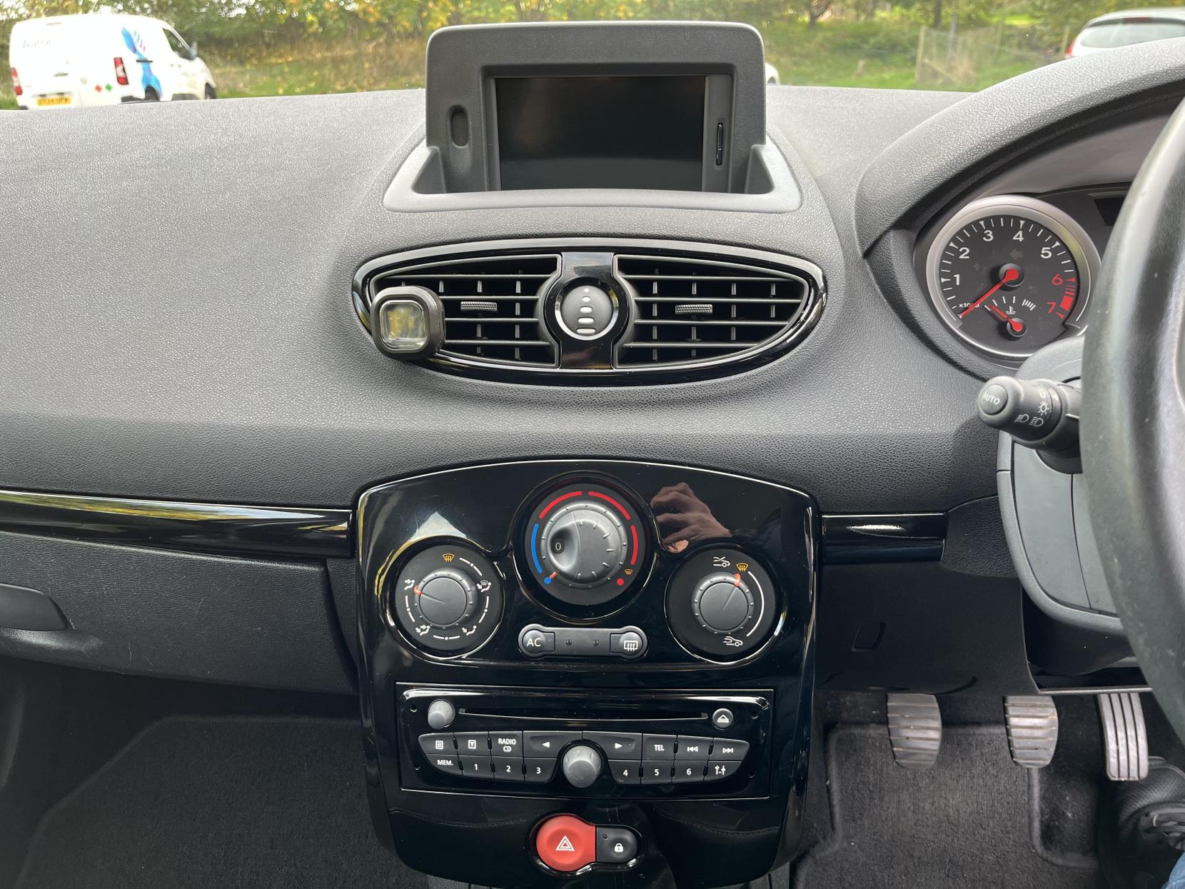 Renault Clio 1.2 Dynamique TomTom Hatchback 5dr Petrol Manual Euro 5 (75 ps)