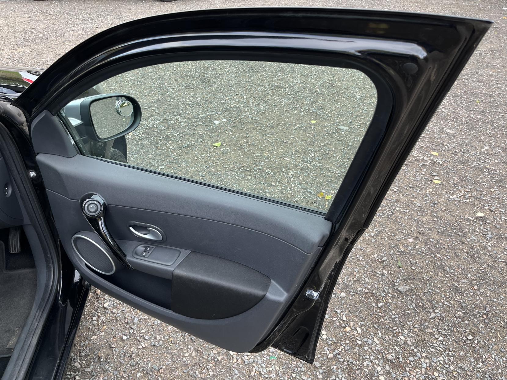 Renault Clio 1.2 Dynamique TomTom Hatchback 5dr Petrol Manual Euro 5 (75 ps)