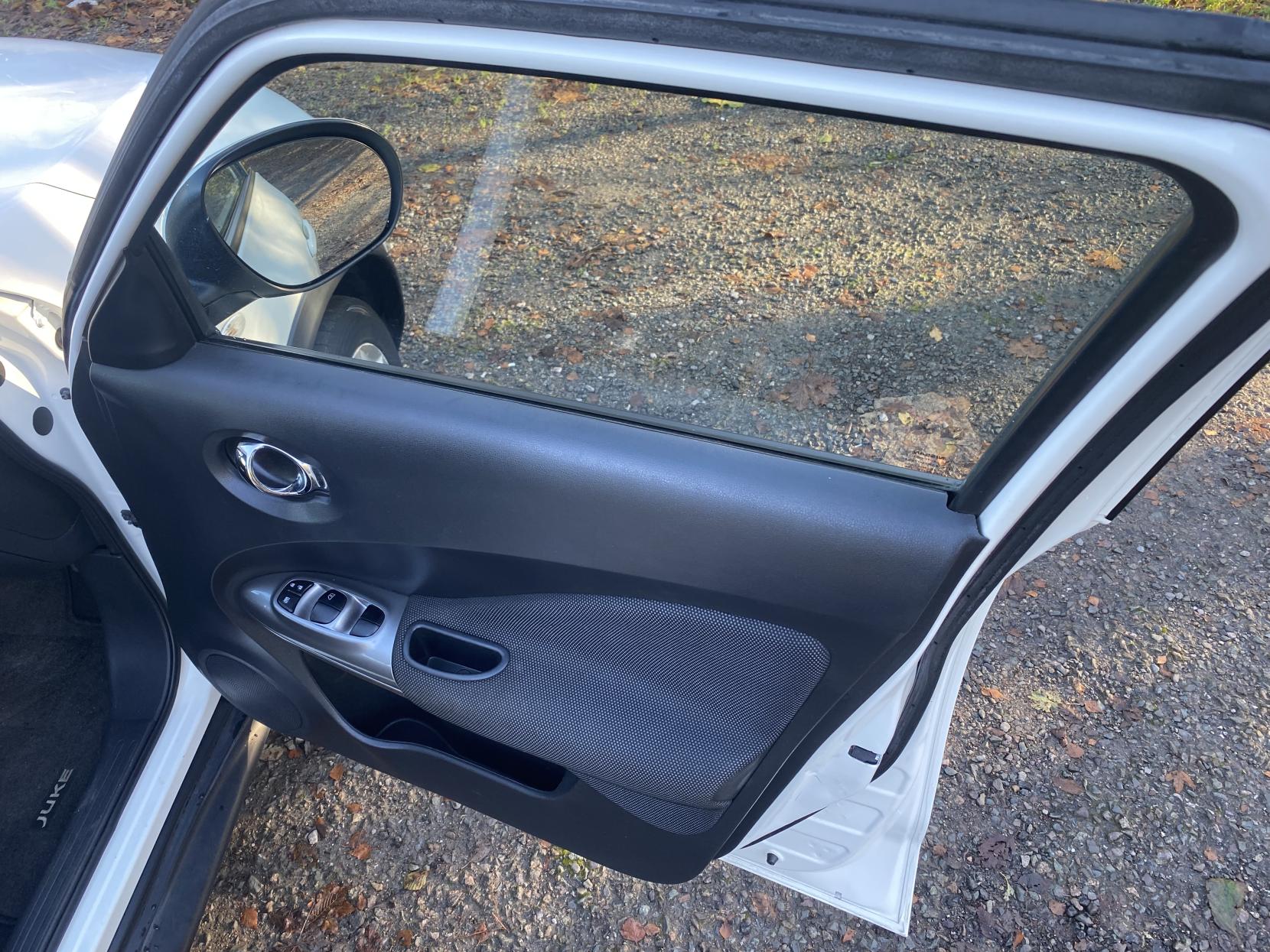 Nissan Juke 1.6 Acenta SUV 5dr Petrol Manual Euro 5 (s/s) (117 ps)