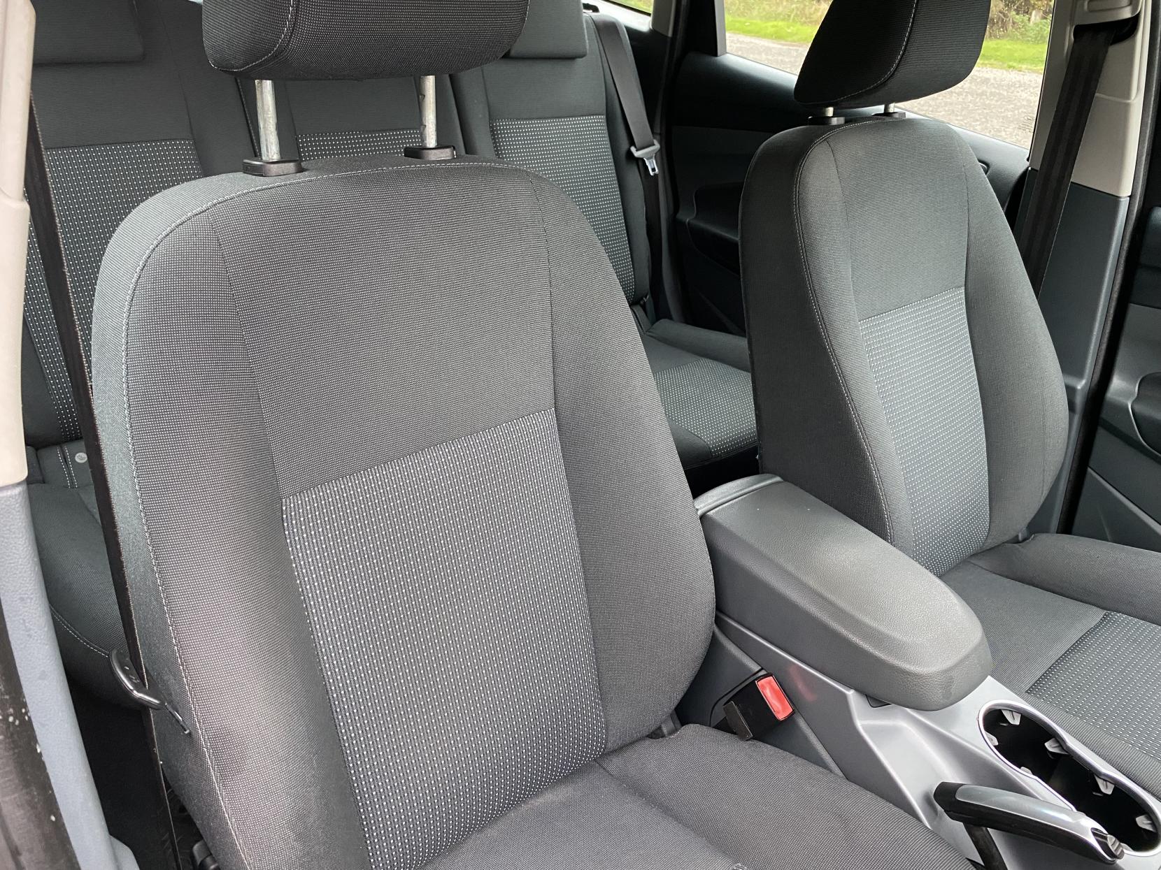 Ford C-Max 1.6 Zetec MPV 5dr Petrol Manual Euro 5 (105 ps)