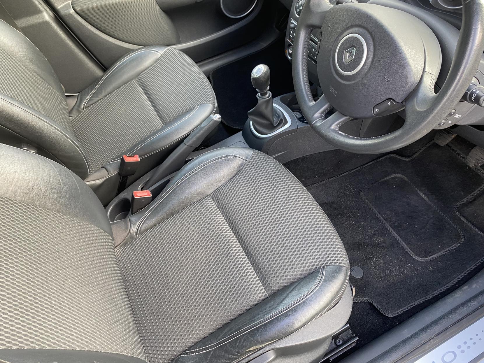 Renault Clio 1.6 VVT Privilege TomTom Hatchback 5dr Petrol Manual Euro 4 (128 ps)