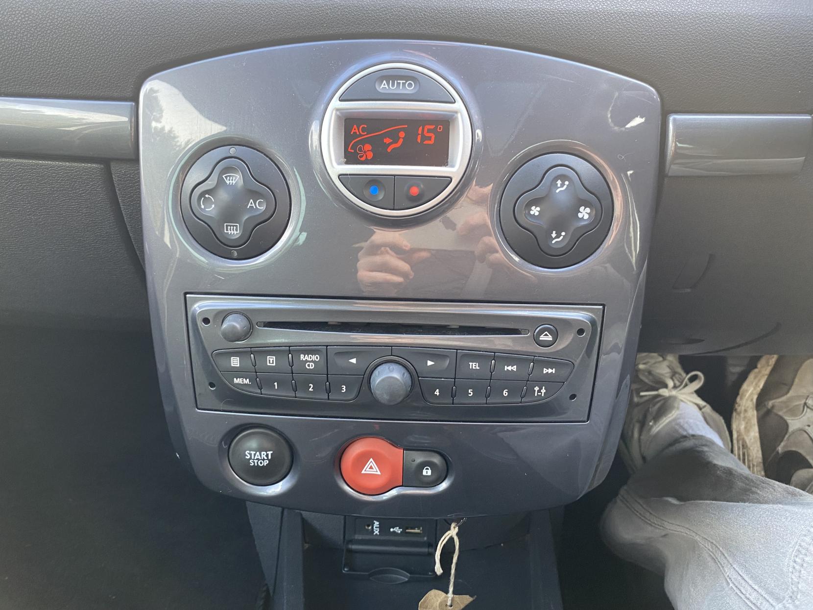 Renault Clio 1.6 VVT Privilege TomTom Hatchback 5dr Petrol Manual Euro 4 (128 ps)