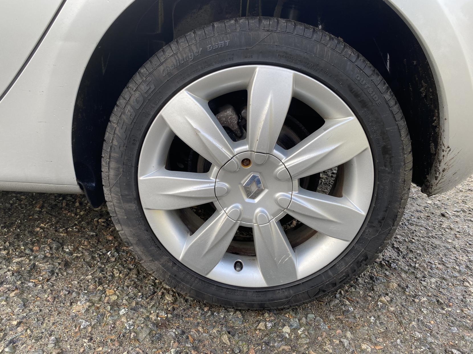 Renault Clio 1.6 VVT Privilege TomTom Hatchback 5dr Petrol Manual Euro 4 (128 ps)