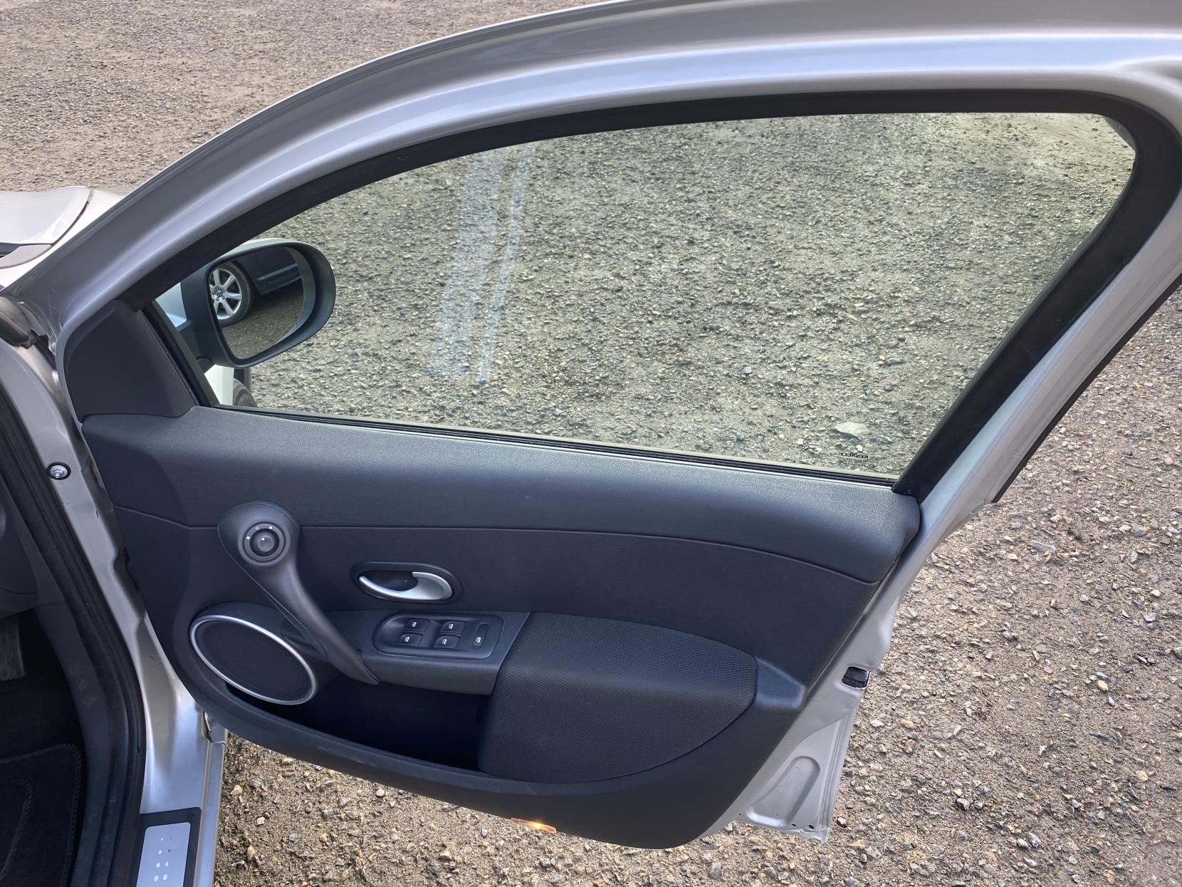 Renault Clio 1.6 VVT Privilege TomTom Hatchback 5dr Petrol Manual Euro 4 (128 ps)