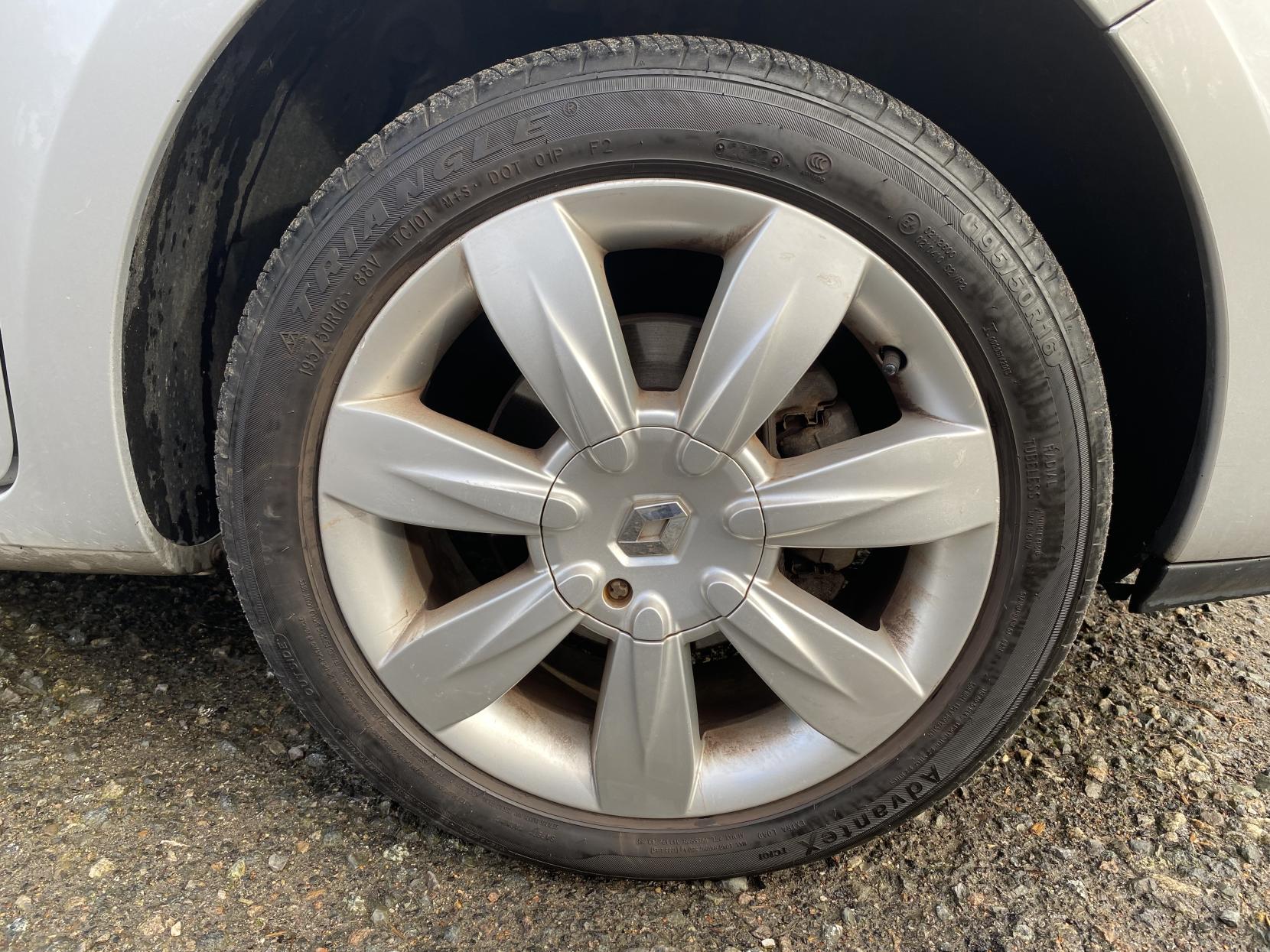 Renault Clio 1.6 VVT Privilege TomTom Hatchback 5dr Petrol Manual Euro 4 (128 ps)