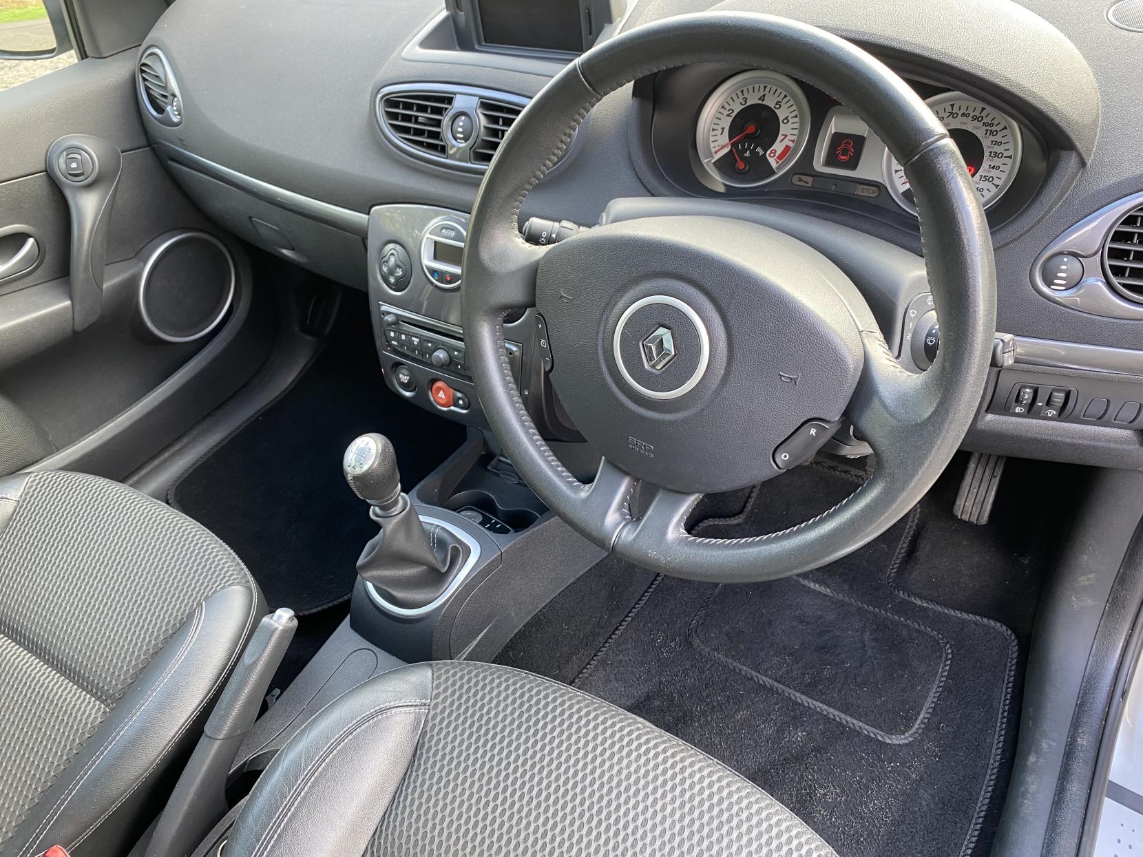 Renault Clio 1.6 VVT Privilege TomTom Hatchback 5dr Petrol Manual Euro 4 (128 ps)