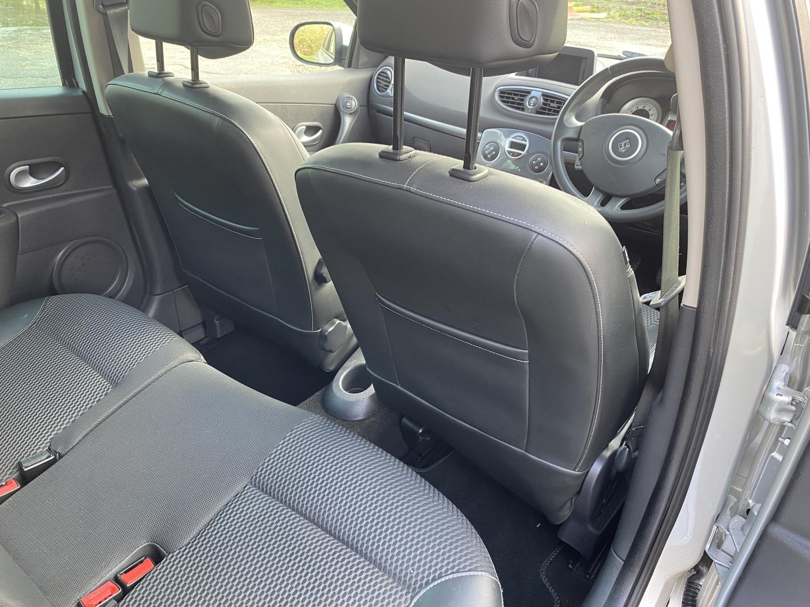 Renault Clio 1.6 VVT Privilege TomTom Hatchback 5dr Petrol Manual Euro 4 (128 ps)