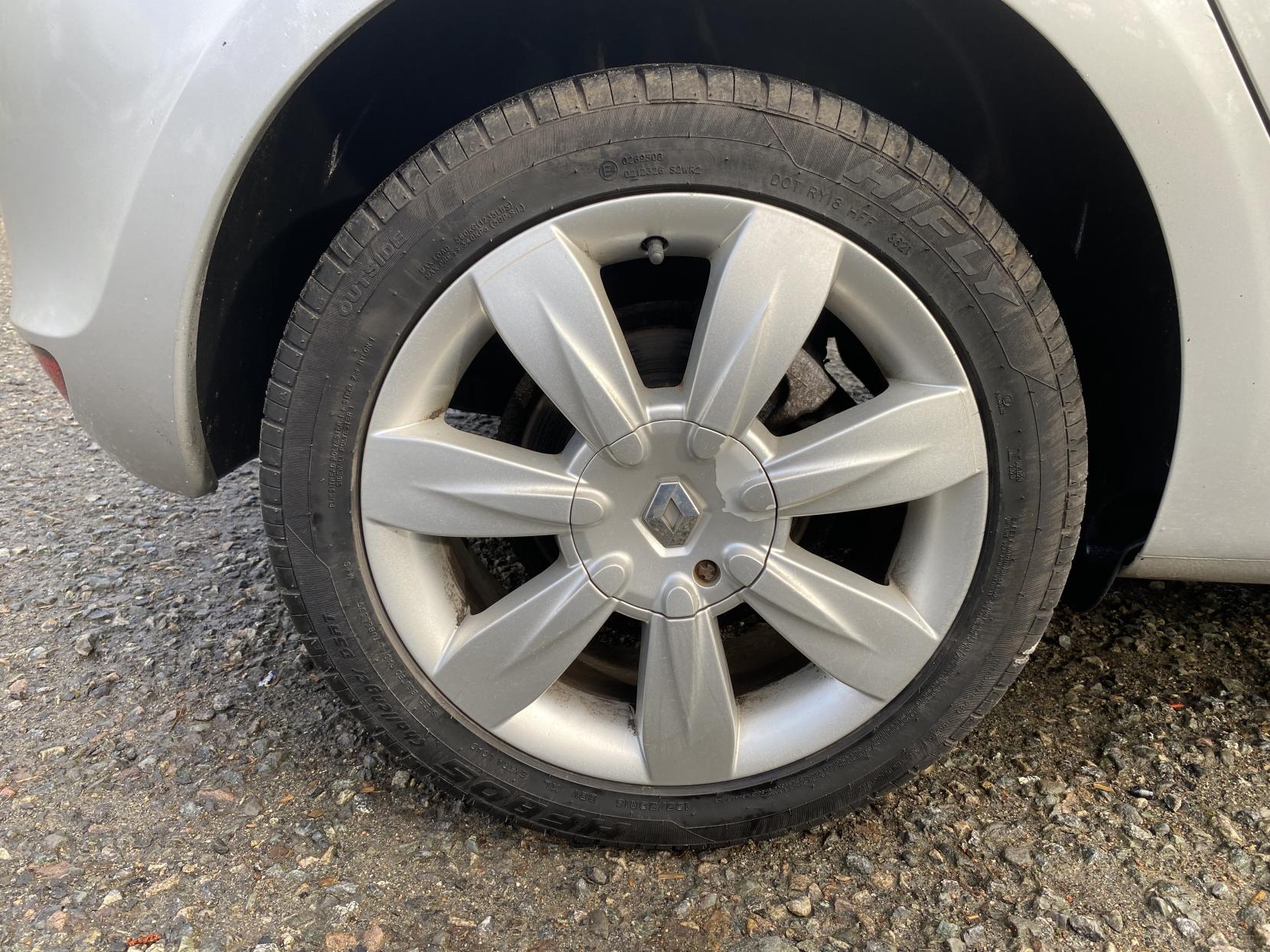 Renault Clio 1.6 VVT Privilege TomTom Hatchback 5dr Petrol Manual Euro 4 (128 ps)