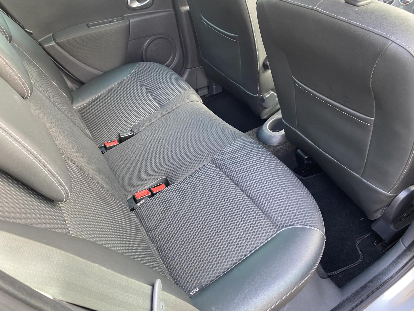 Renault Clio 1.6 VVT Privilege TomTom Hatchback 5dr Petrol Manual Euro 4 (128 ps)