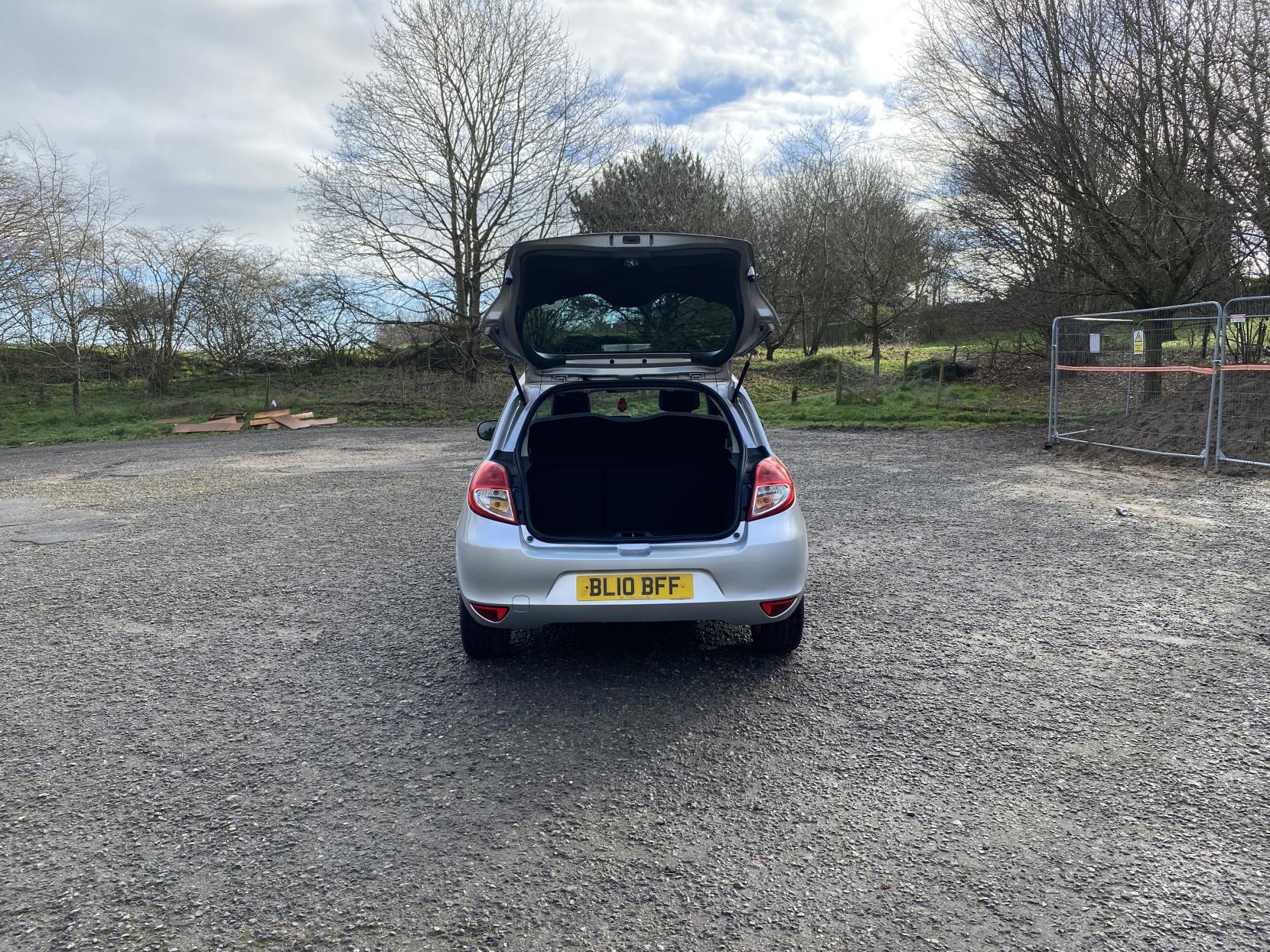 Renault Clio 1.6 VVT Privilege TomTom Hatchback 5dr Petrol Manual Euro 4 (128 ps)