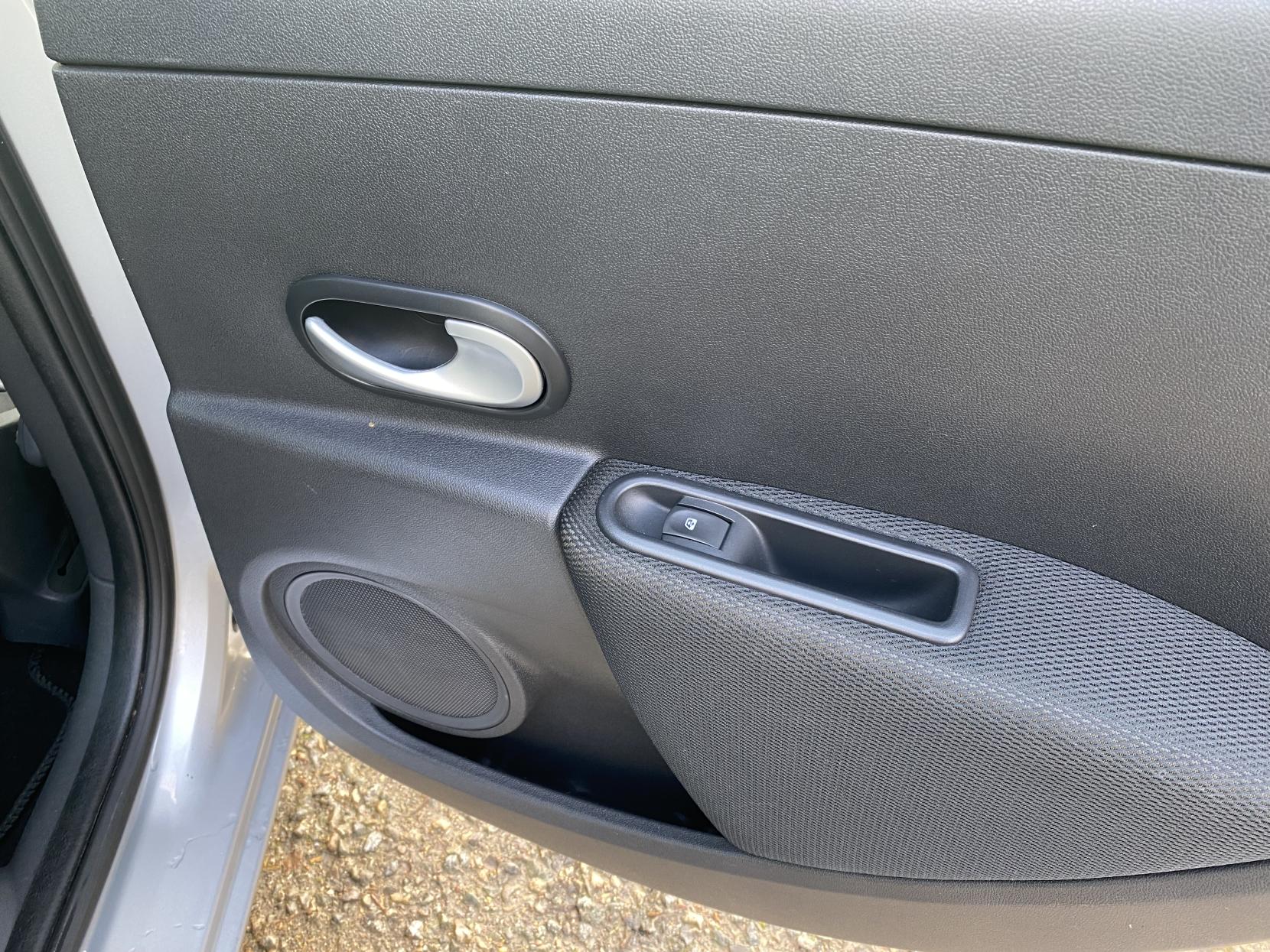 Renault Clio 1.6 VVT Privilege TomTom Hatchback 5dr Petrol Manual Euro 4 (128 ps)