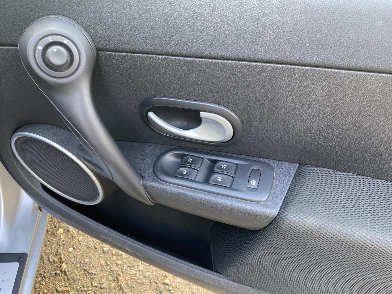 Renault Clio 1.6 VVT Privilege TomTom Hatchback 5dr Petrol Manual Euro 4 (128 ps)