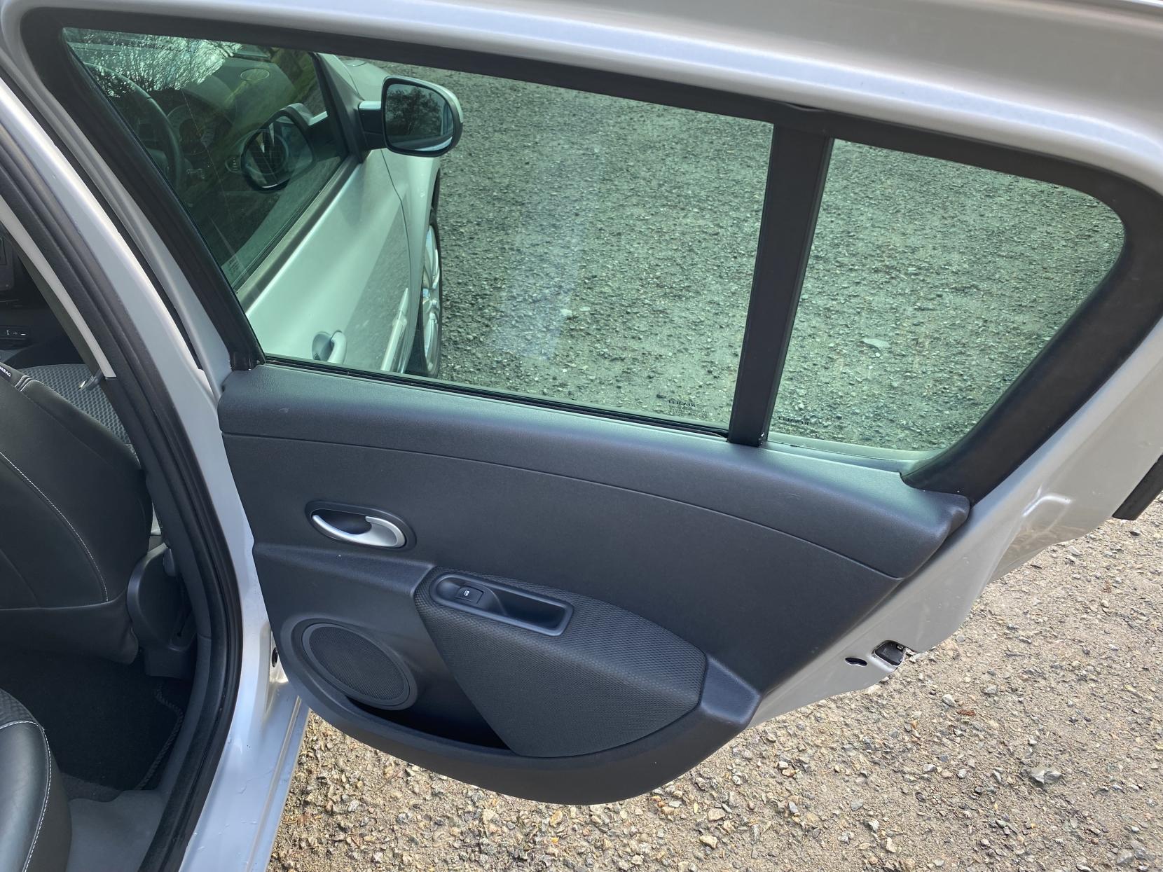 Renault Clio 1.6 VVT Privilege TomTom Hatchback 5dr Petrol Manual Euro 4 (128 ps)