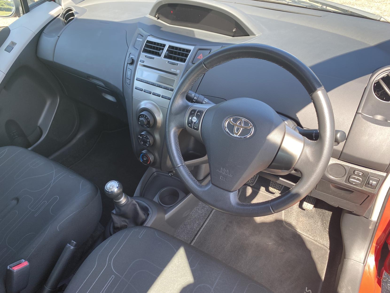 Toyota Yaris 1.0 VVT-i T2 Hatchback 5dr Petrol Manual Euro 4 (69 ps)