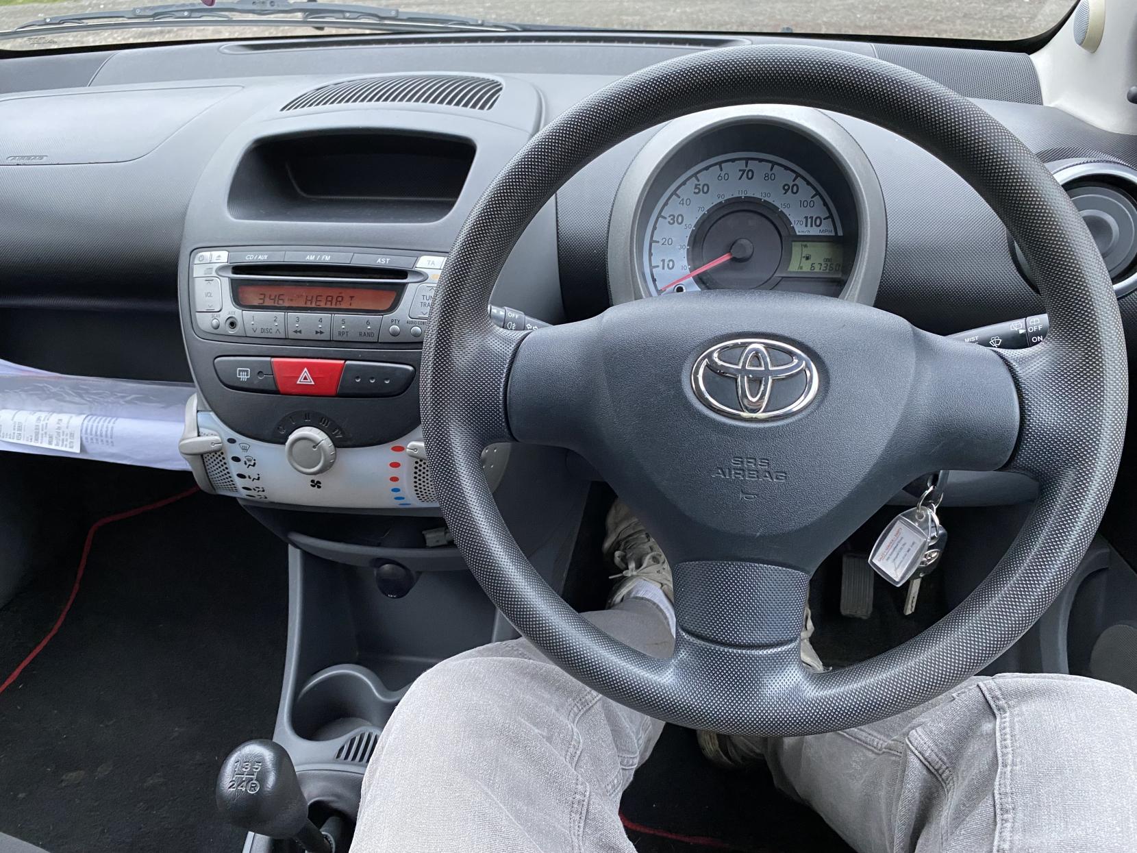 Toyota AYGO 1.0 VVT-i + Hatchback 3dr Petrol Manual Euro 4 (67 bhp)