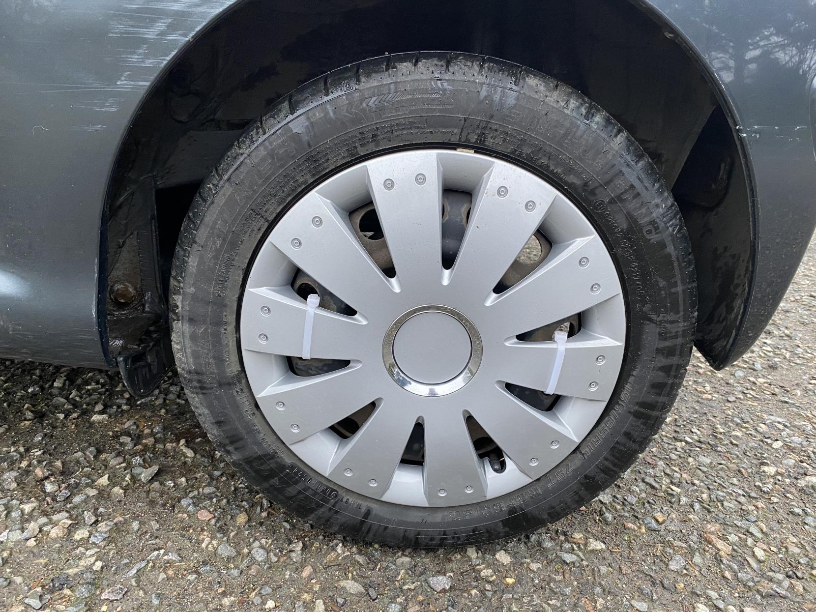 Toyota AYGO 1.0 VVT-i + Hatchback 3dr Petrol Manual Euro 4 (67 bhp)