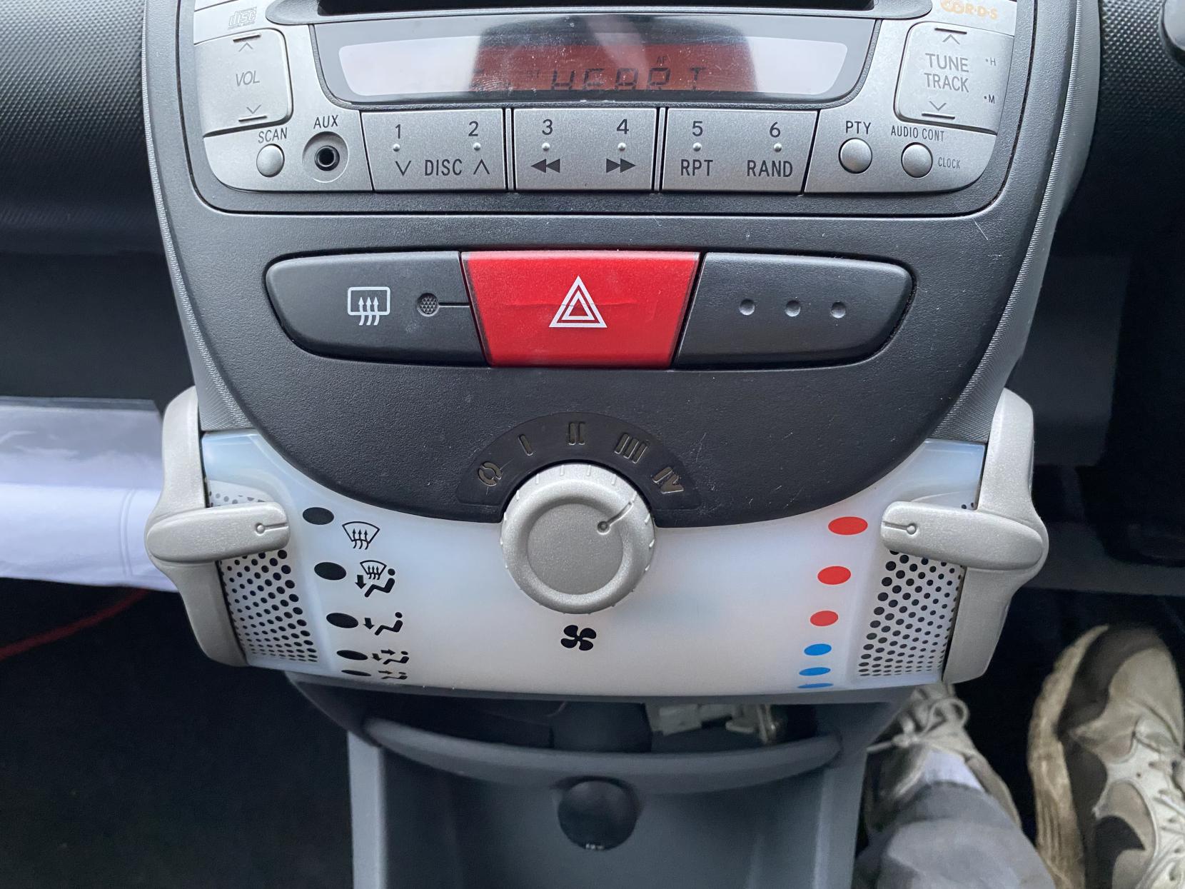 Toyota AYGO 1.0 VVT-i + Hatchback 3dr Petrol Manual Euro 4 (67 bhp)