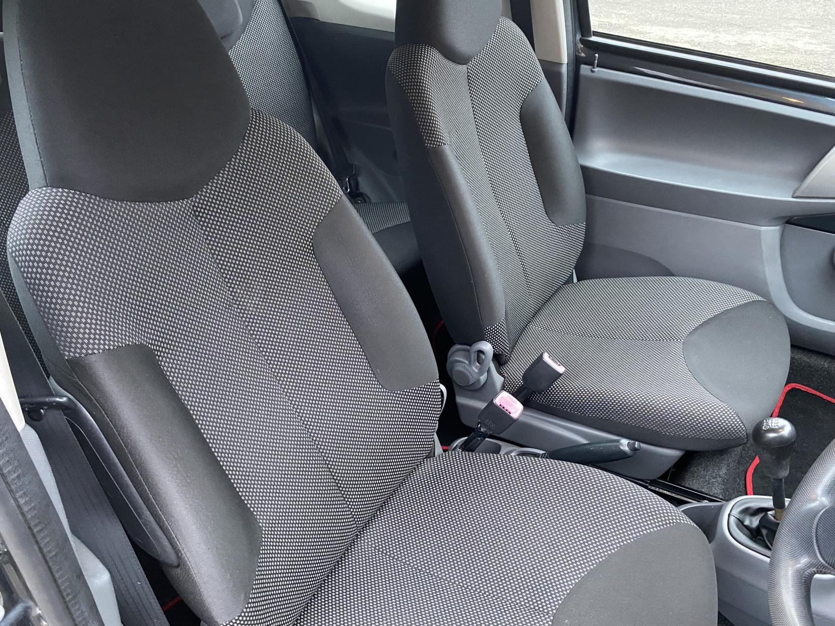 Toyota AYGO 1.0 VVT-i + Hatchback 3dr Petrol Manual Euro 4 (67 bhp)