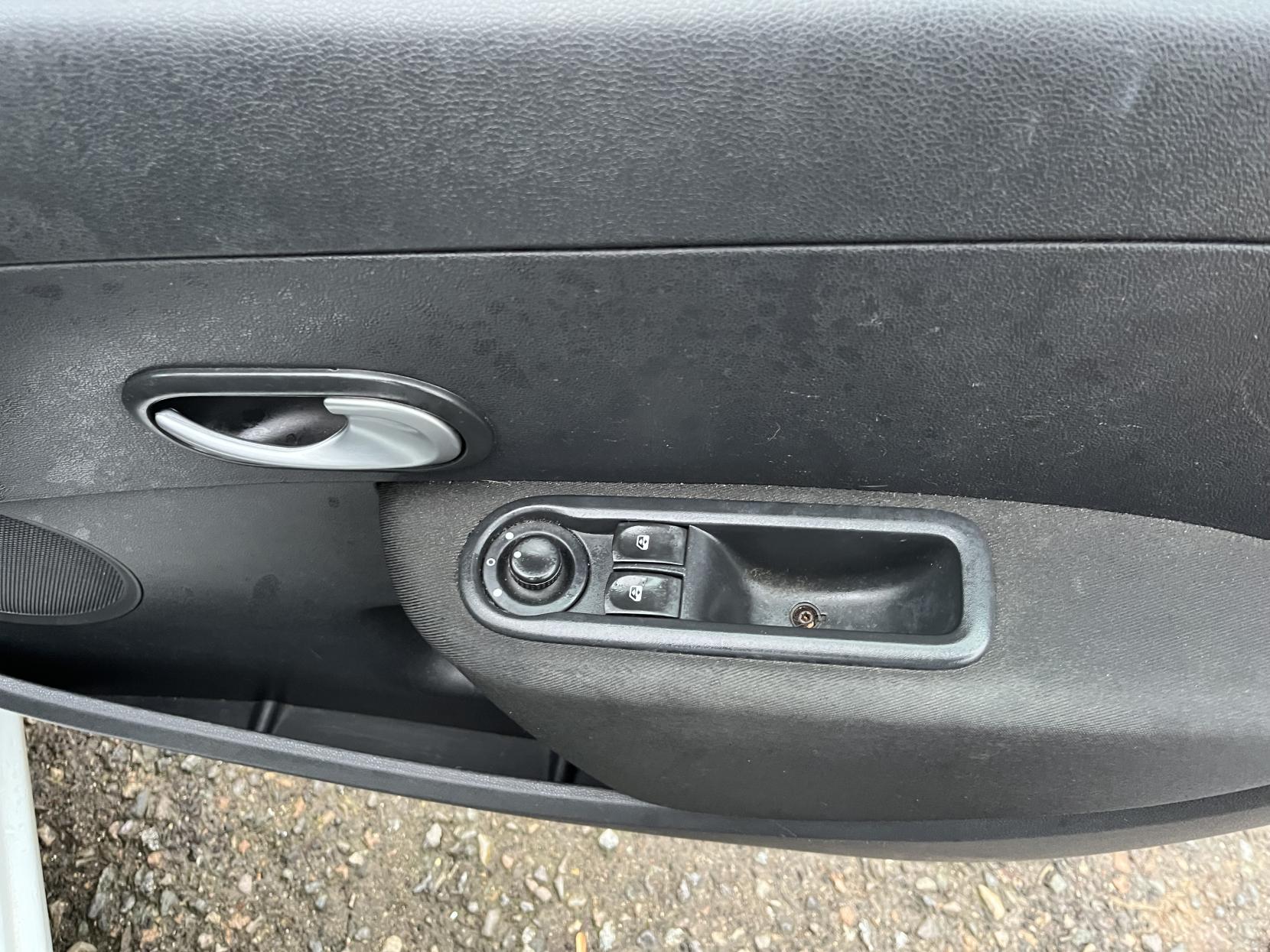 Renault Clio 1.2 Expression + Hatchback 5dr Petrol Manual Euro 5 (75 ps)