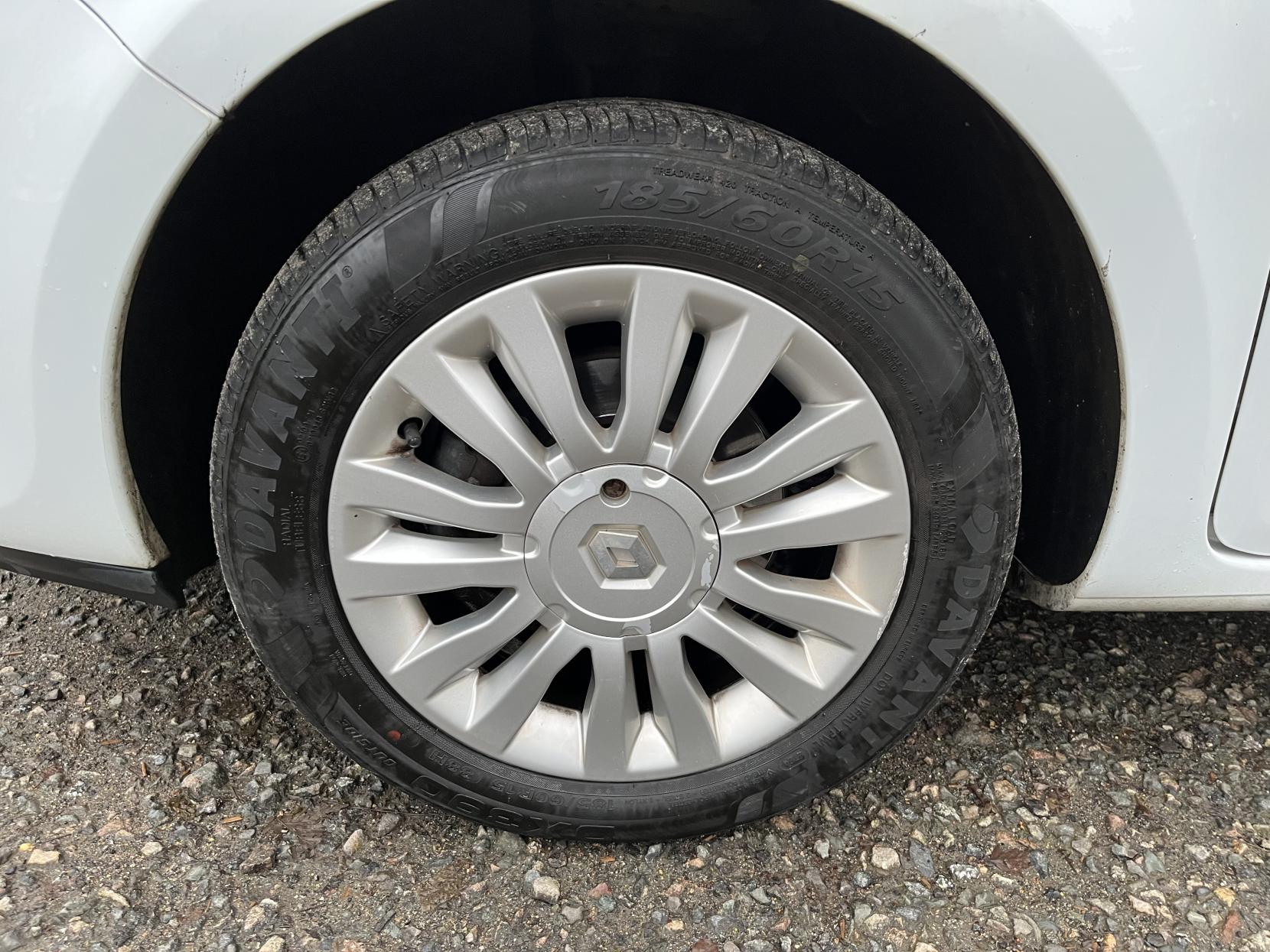 Renault Clio 1.2 Expression + Hatchback 5dr Petrol Manual Euro 5 (75 ps)