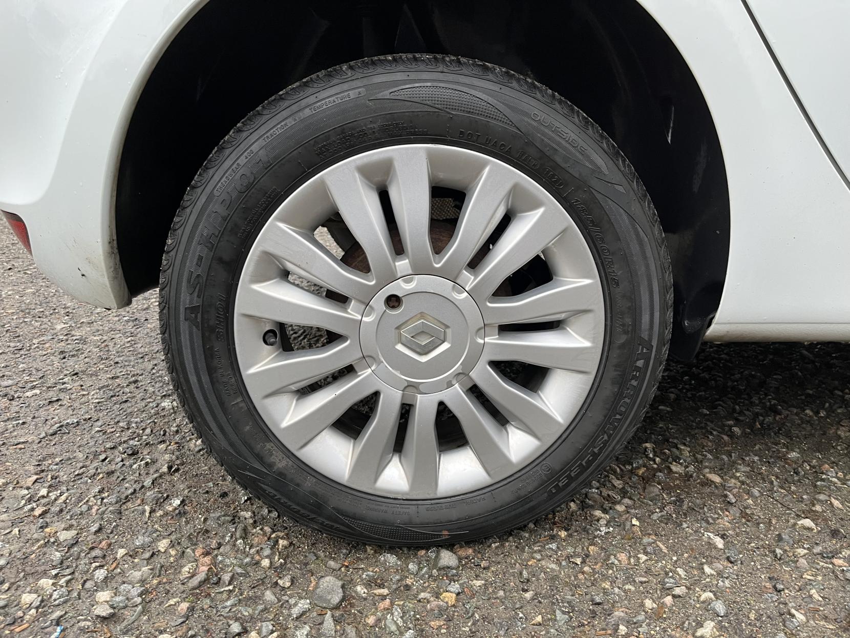 Renault Clio 1.2 Expression + Hatchback 5dr Petrol Manual Euro 5 (75 ps)