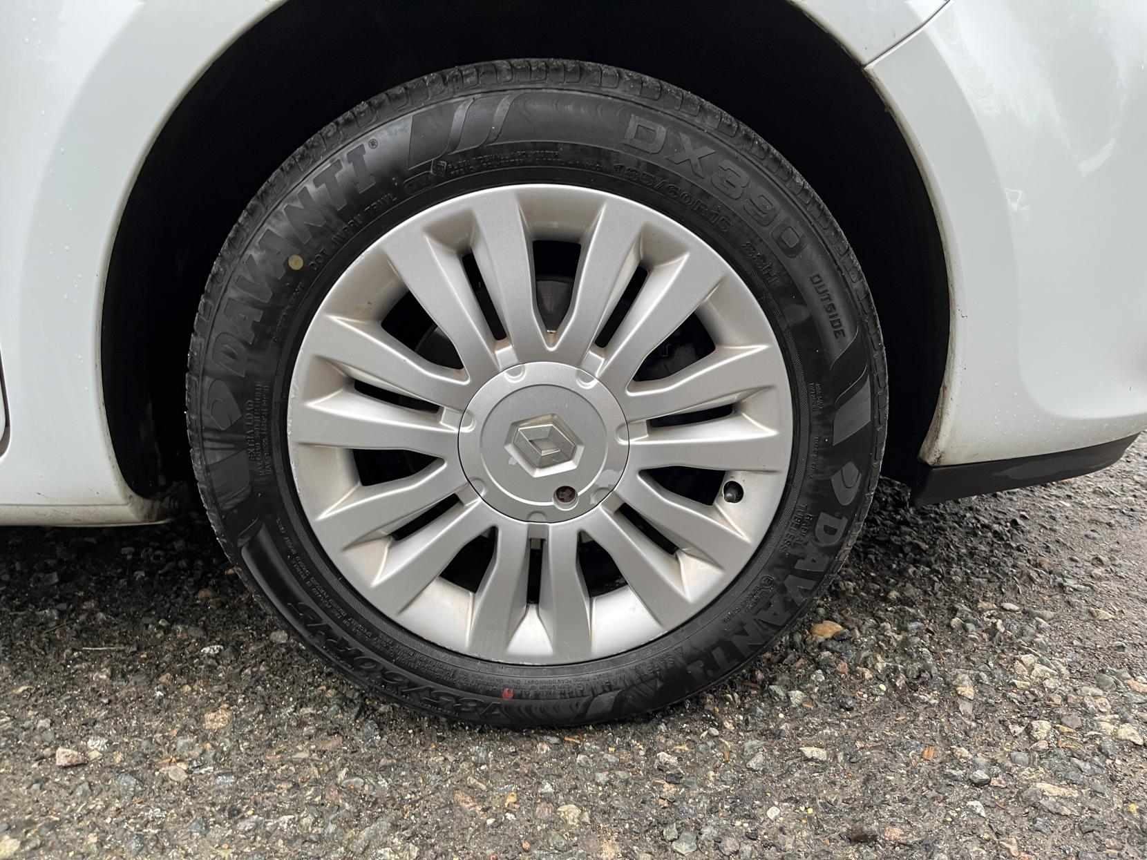 Renault Clio 1.2 Expression + Hatchback 5dr Petrol Manual Euro 5 (75 ps)