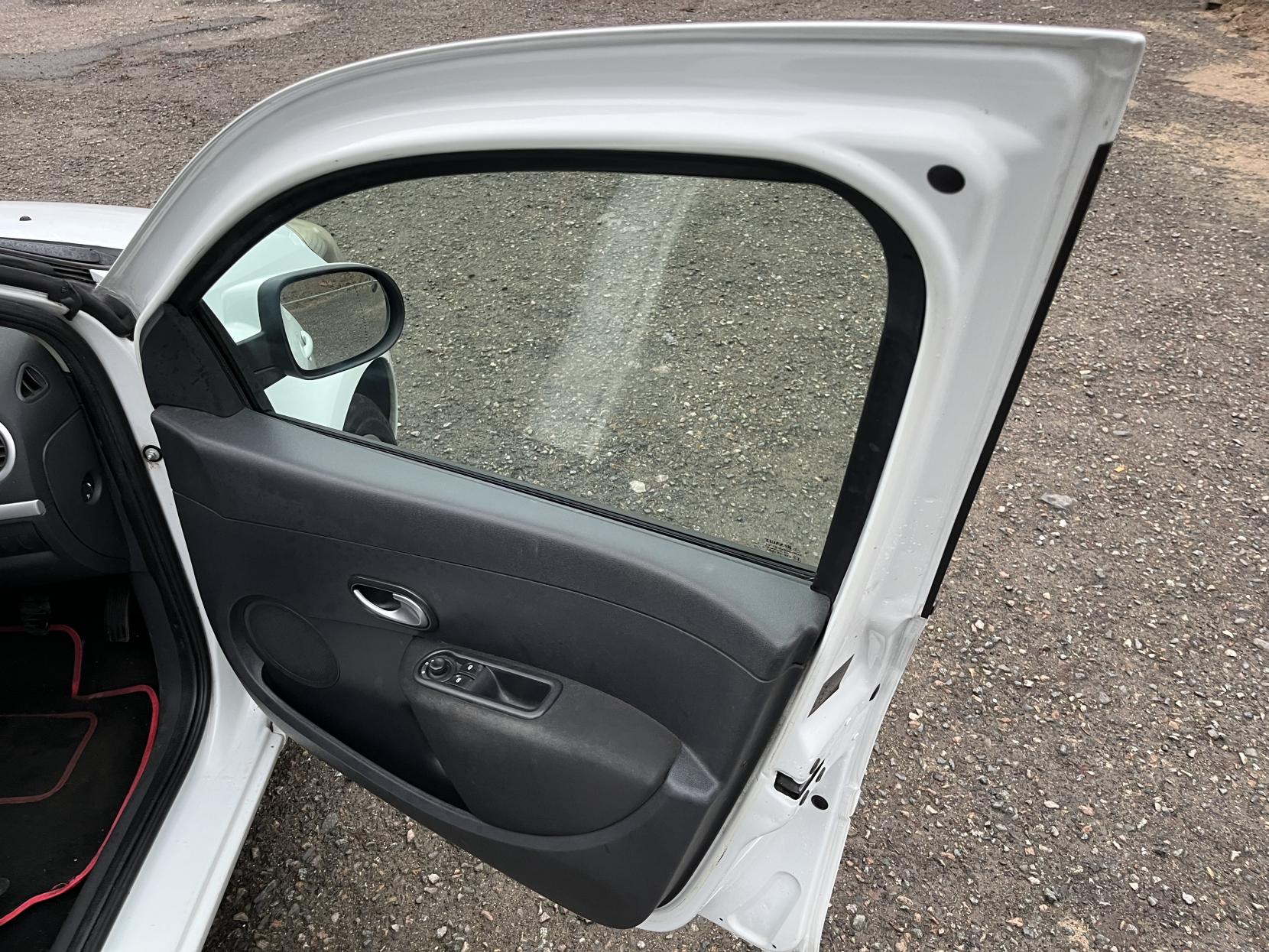 Renault Clio 1.2 Expression + Hatchback 5dr Petrol Manual Euro 5 (75 ps)