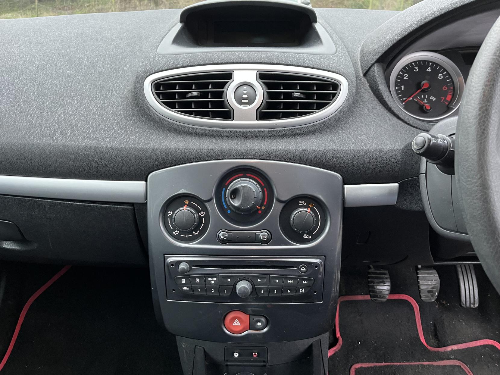 Renault Clio 1.2 Expression + Hatchback 5dr Petrol Manual Euro 5 (75 ps)