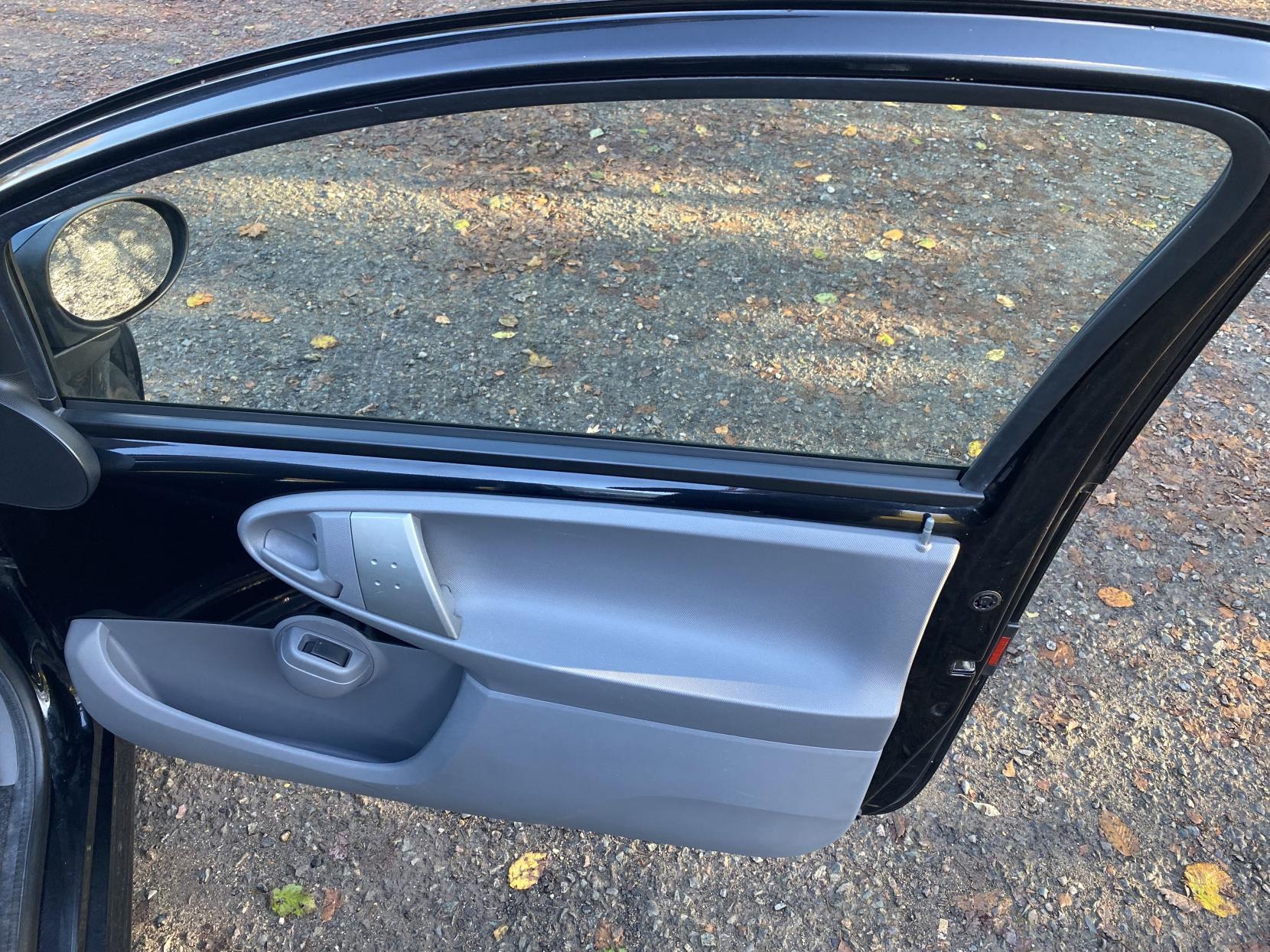 Peugeot 107 1.0 12V Urban Hatchback 3dr Petrol Manual Euro 5 (68 ps)