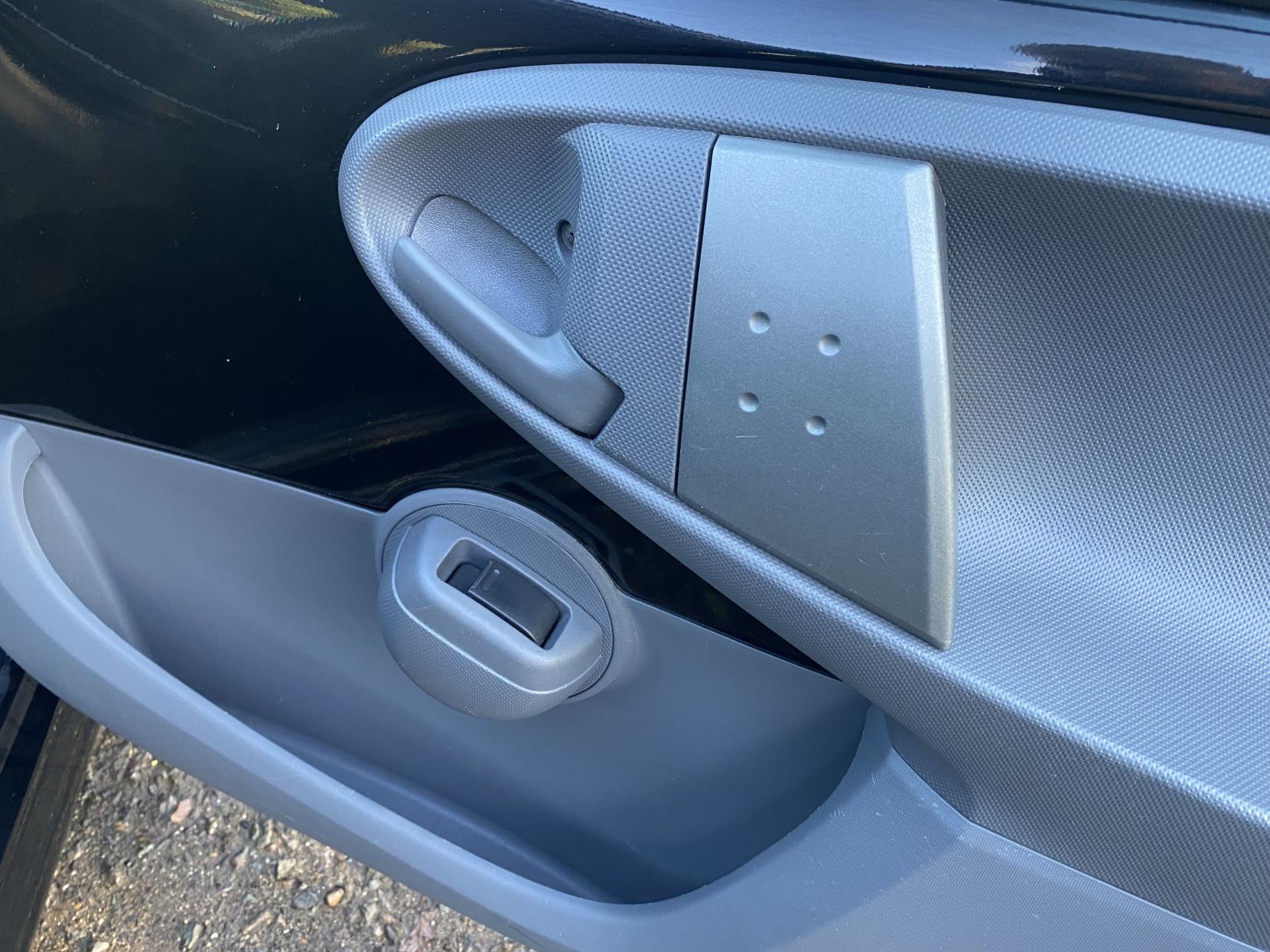 Peugeot 107 1.0 12V Urban Hatchback 3dr Petrol Manual Euro 5 (68 ps)