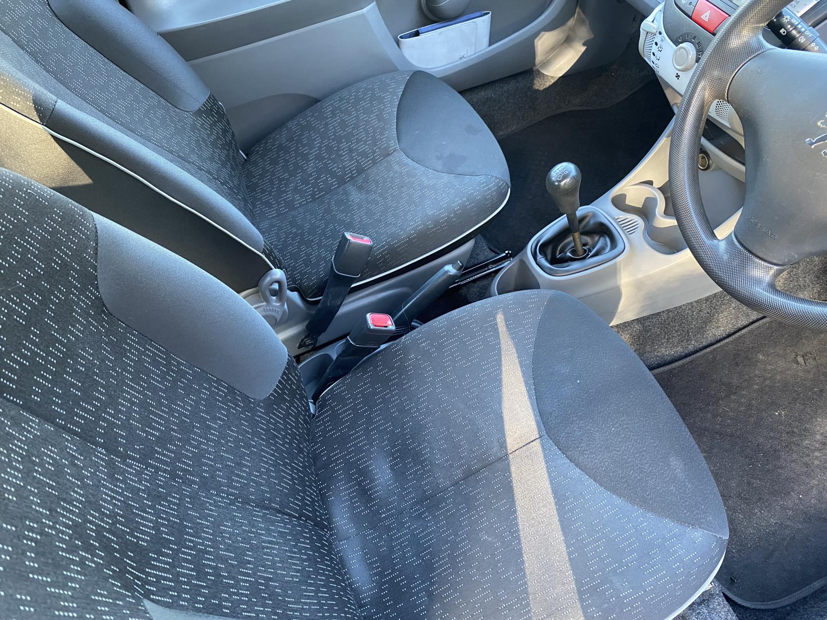 Peugeot 107 1.0 12V Urban Hatchback 3dr Petrol Manual Euro 5 (68 ps)