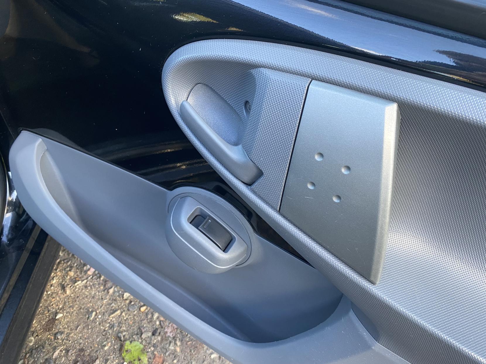 Peugeot 107 1.0 12V Urban Hatchback 3dr Petrol Manual Euro 5 (68 ps)