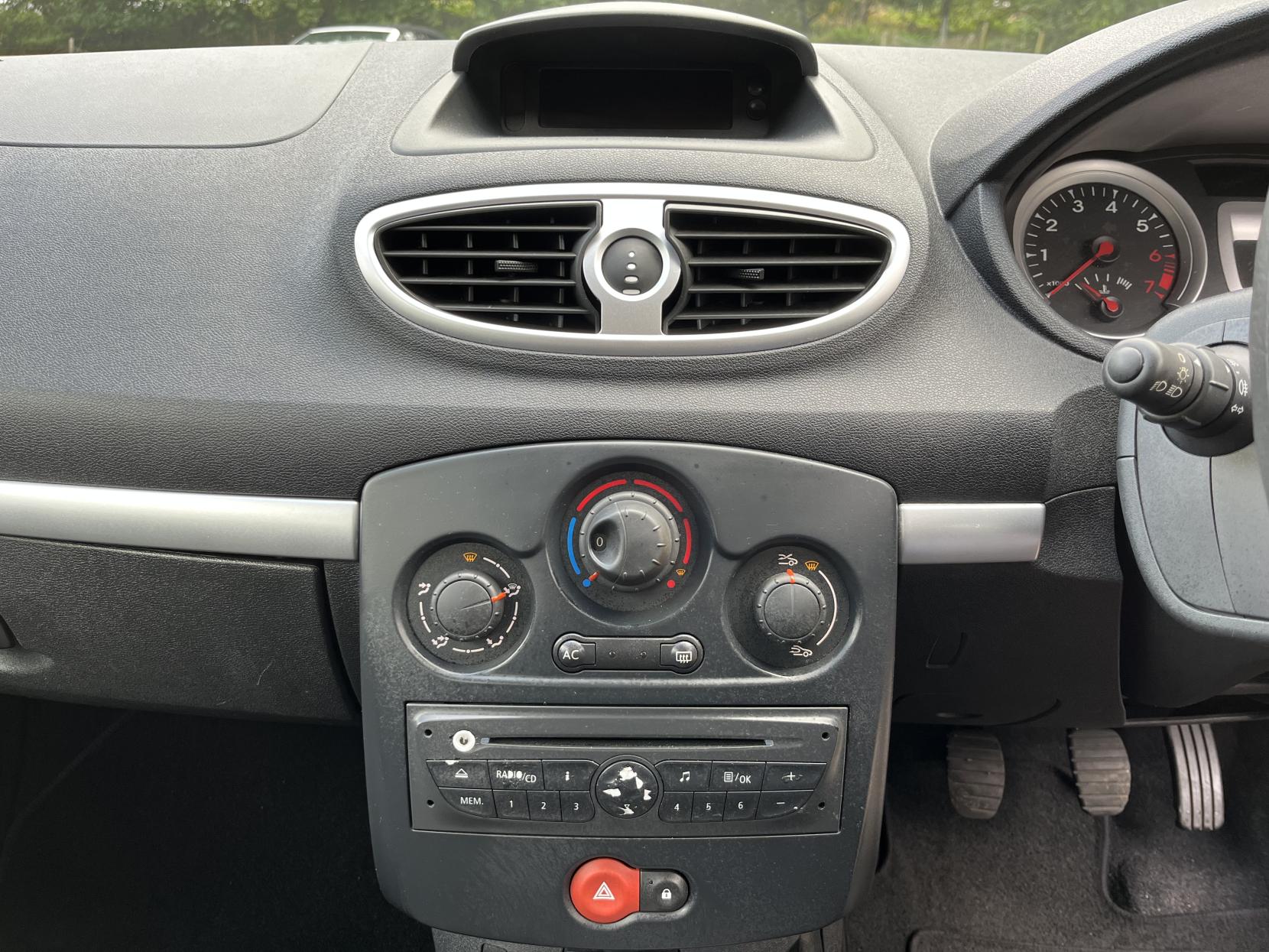 Renault Clio 1.2 TCe 16v Expression Hatchback 5dr Petrol Manual (139 g/km, 100 bhp)