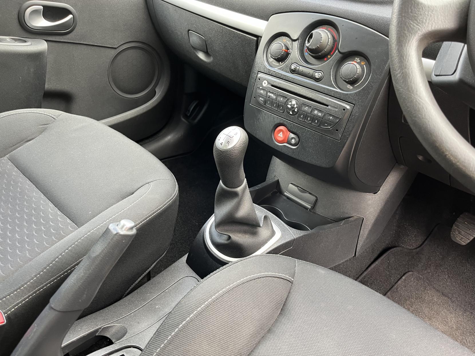 Renault Clio 1.2 TCe 16v Expression Hatchback 5dr Petrol Manual (139 g/km, 100 bhp)