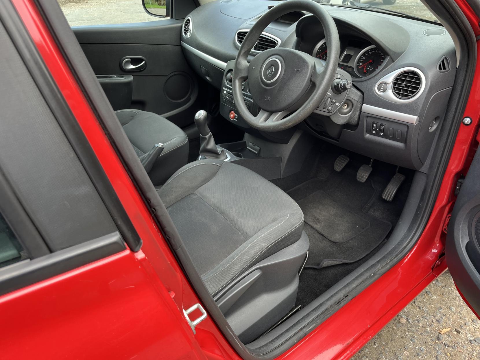 Renault Clio 1.2 TCe 16v Expression Hatchback 5dr Petrol Manual (139 g/km, 100 bhp)