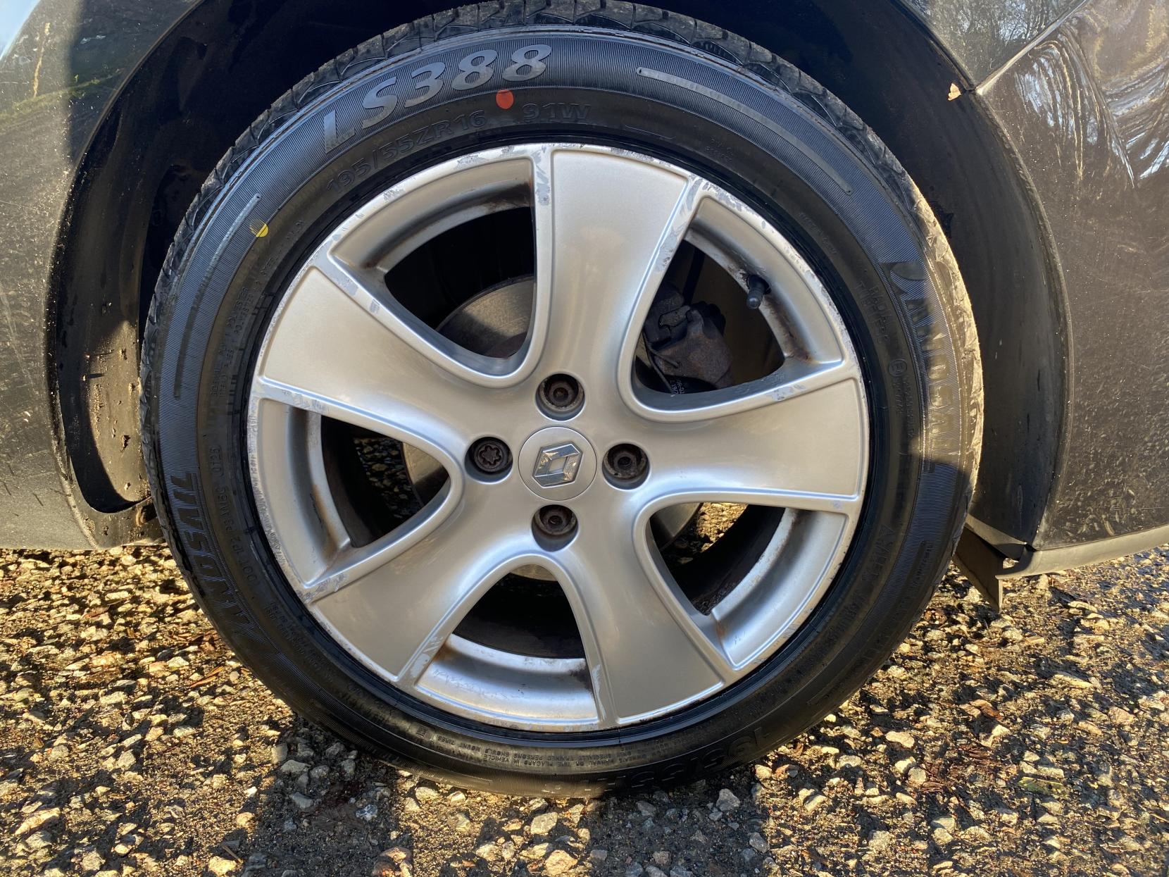 Renault Clio 1.2 16V Dynamique MediaNav Hatchback 5dr Petrol Manual Euro 5 (75 ps)